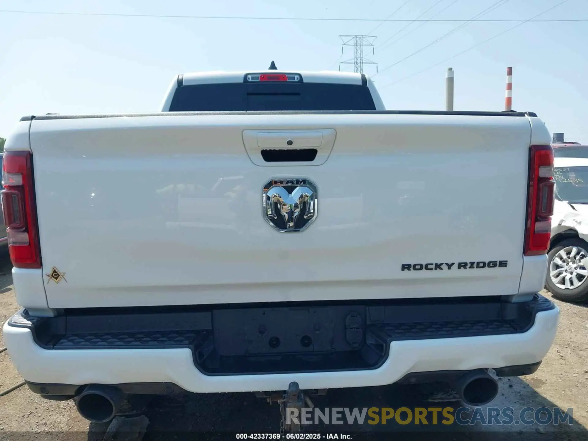 15 Photograph of a damaged car 1C6SRFFT6MN785594 RAM 1500 2021