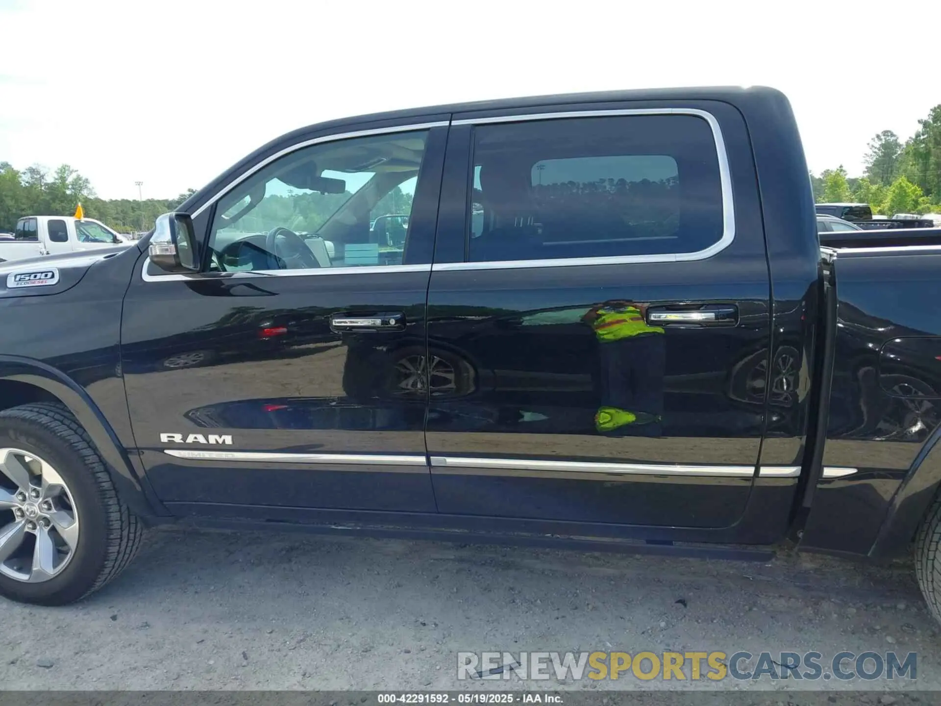14 Photograph of a damaged car 1C6SRFHM8MN642037 RAM 1500 2021