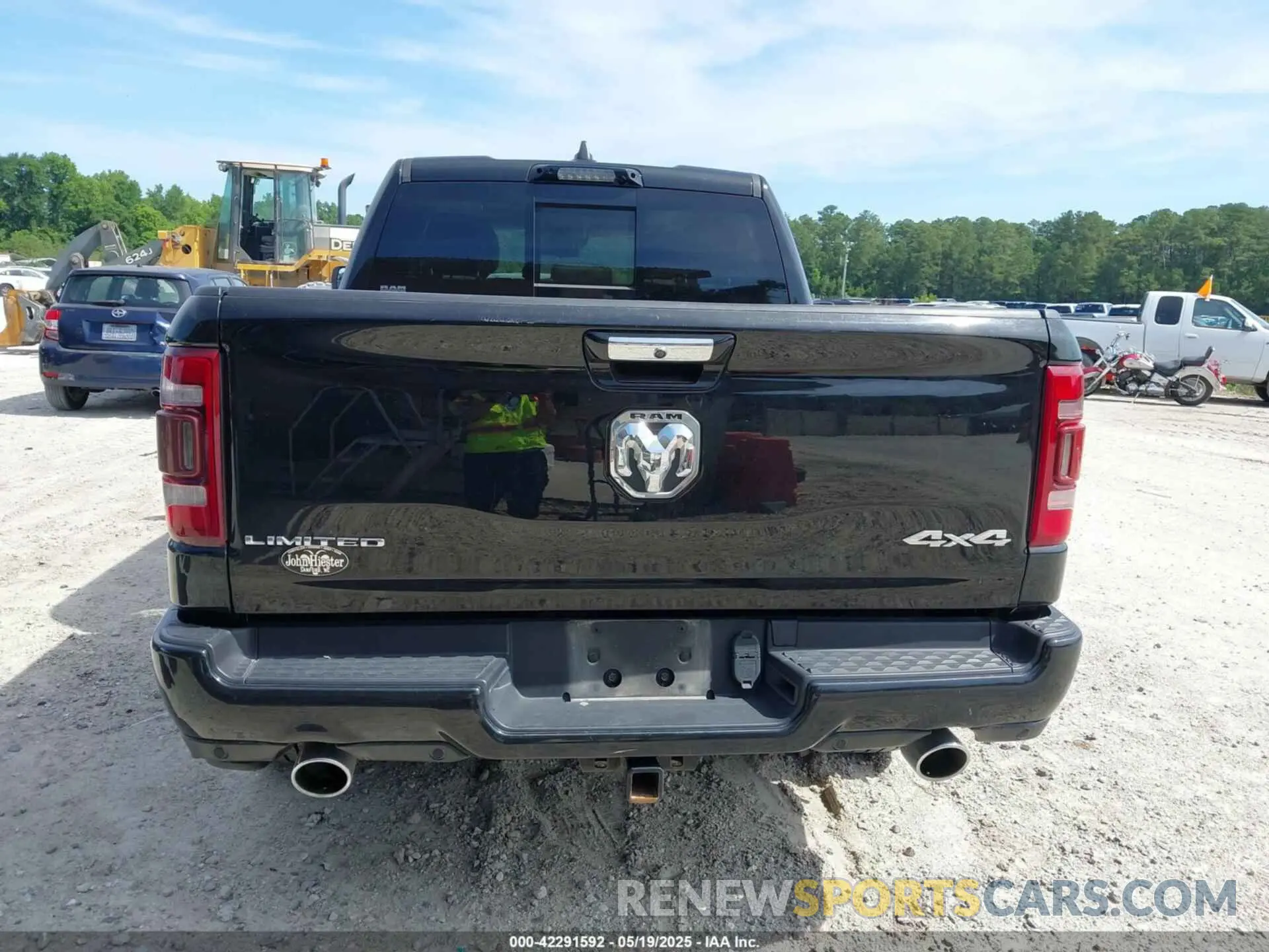16 Photograph of a damaged car 1C6SRFHM8MN642037 RAM 1500 2021
