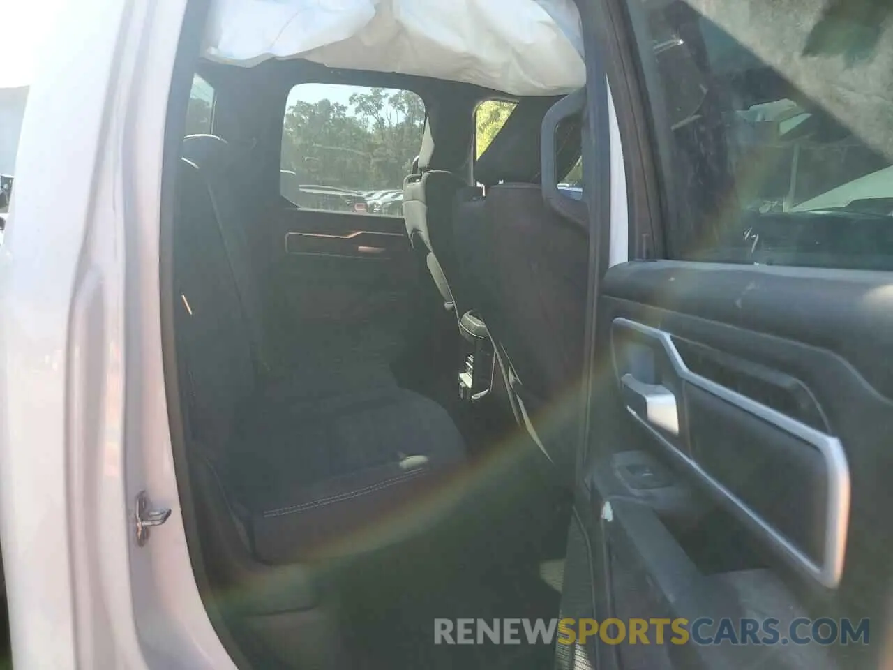 10 Photograph of a damaged car 1C6RREBT2NN475233 RAM 1500 2022