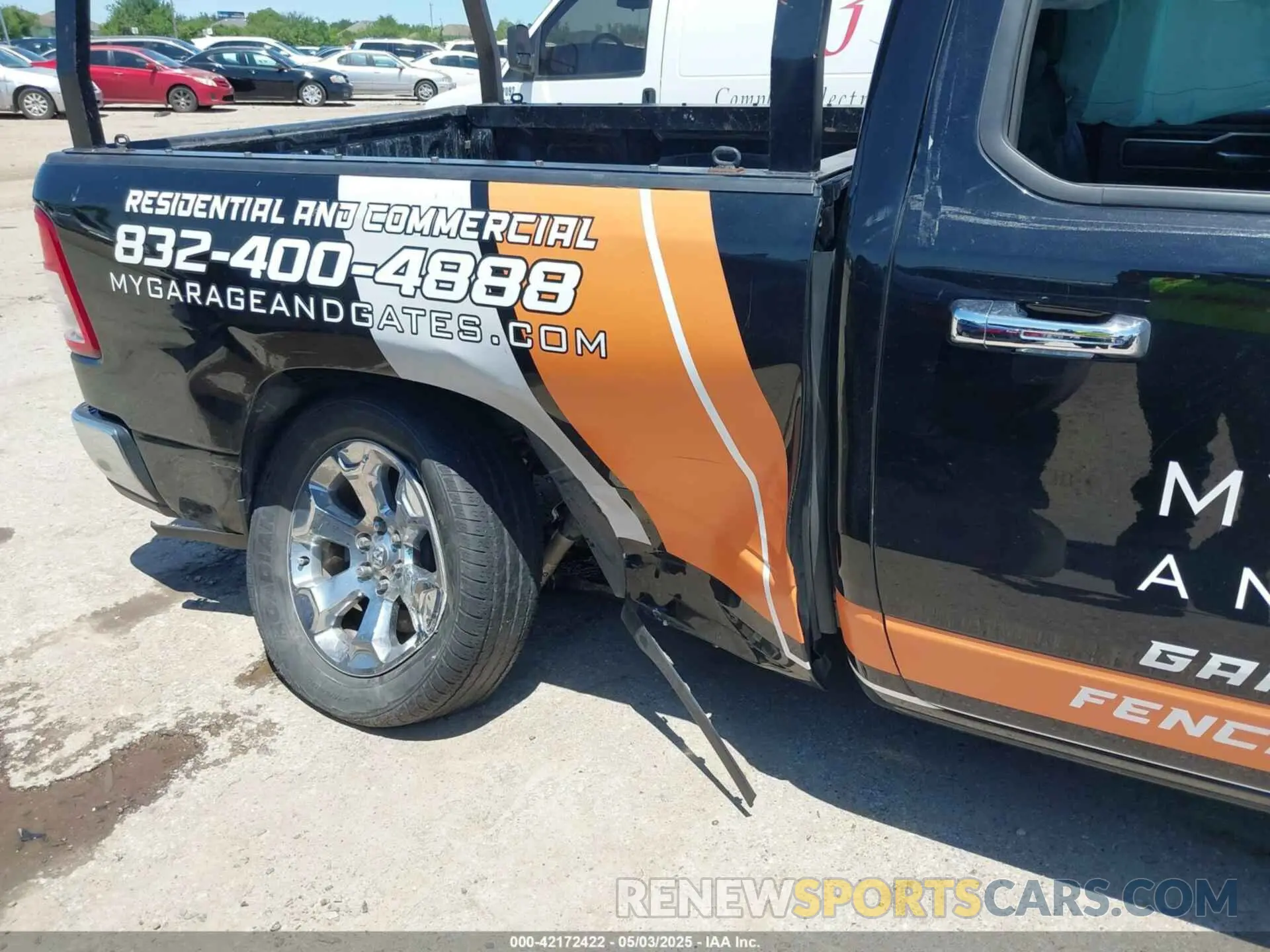 11 Photograph of a damaged car 1C6RREBT9NN464360 RAM 1500 2022