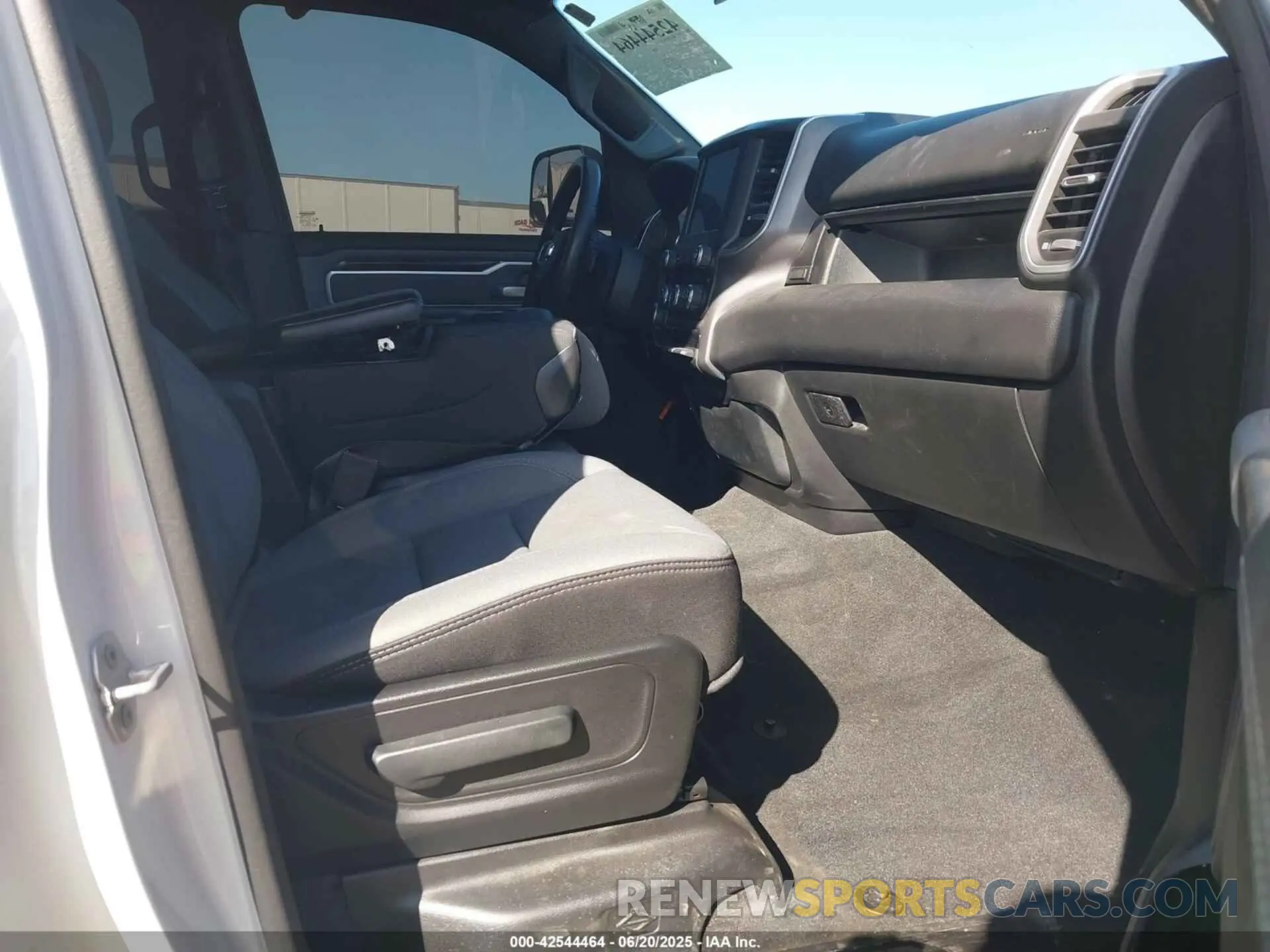 5 Photograph of a damaged car 1C6RREFT2NN261188 RAM 1500 2022