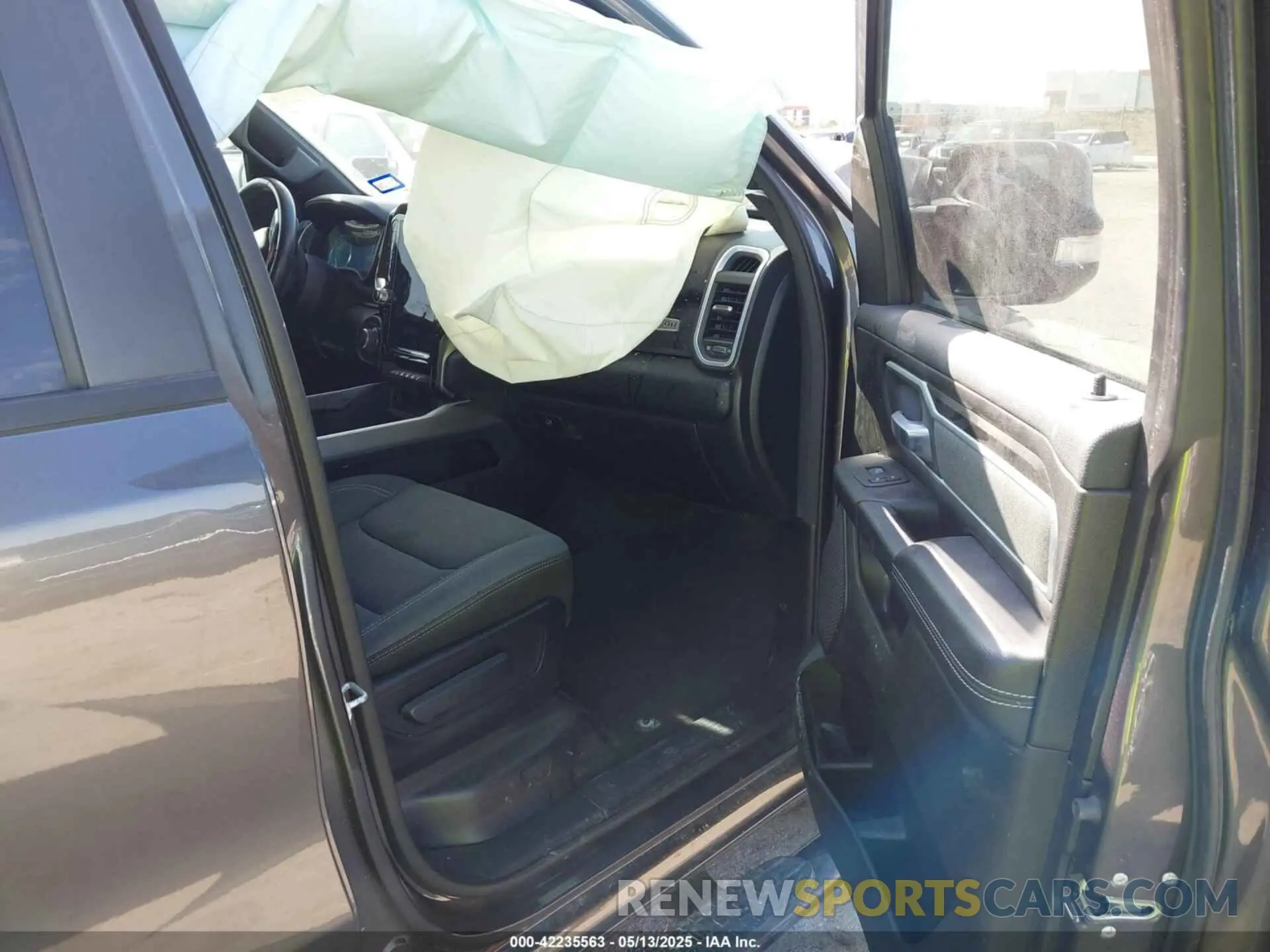 5 Photograph of a damaged car 1C6RREFT6NN172787 RAM 1500 2022