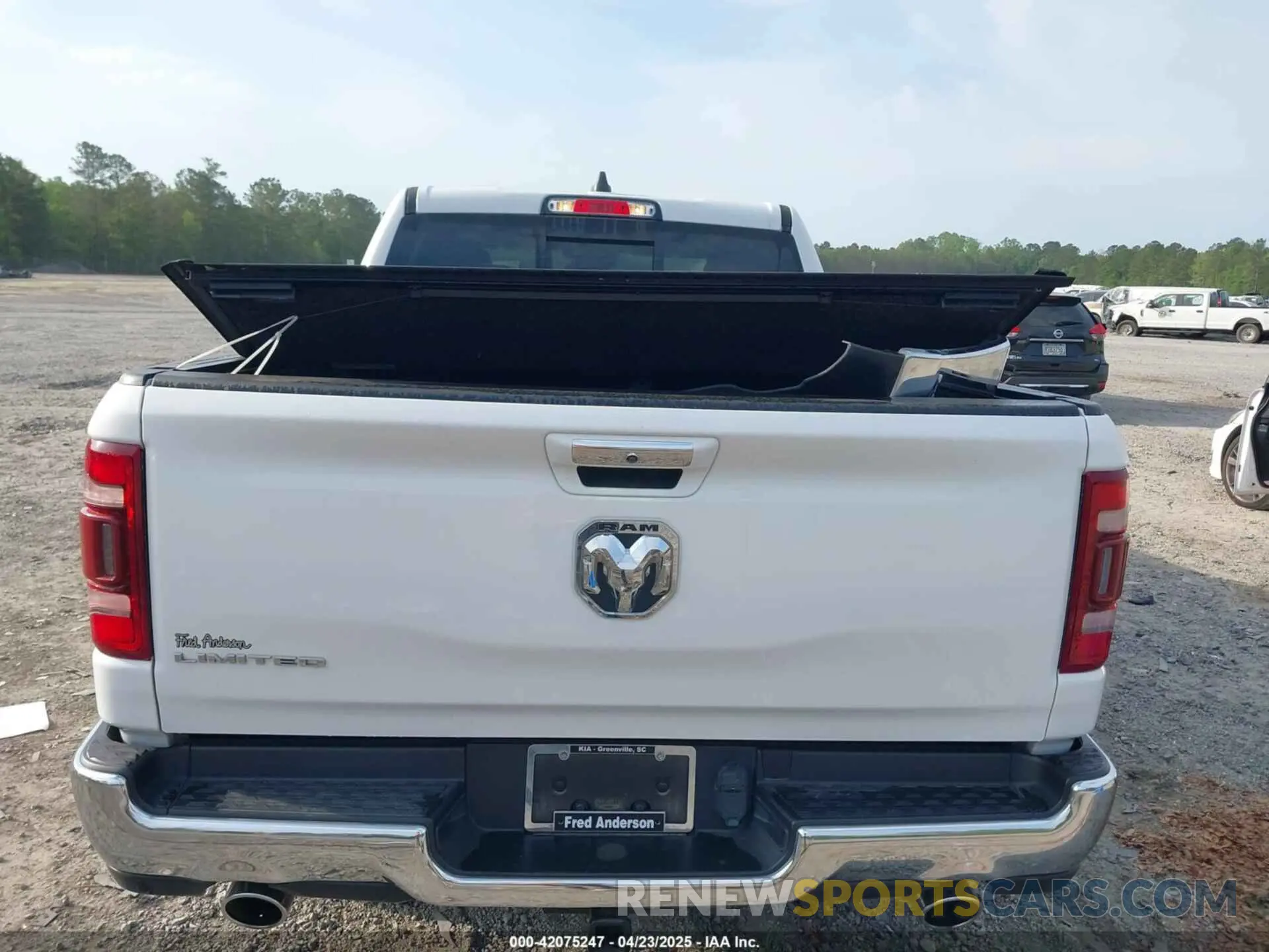 16 Photograph of a damaged car 1C6RREHT0NN187749 RAM 1500 2022