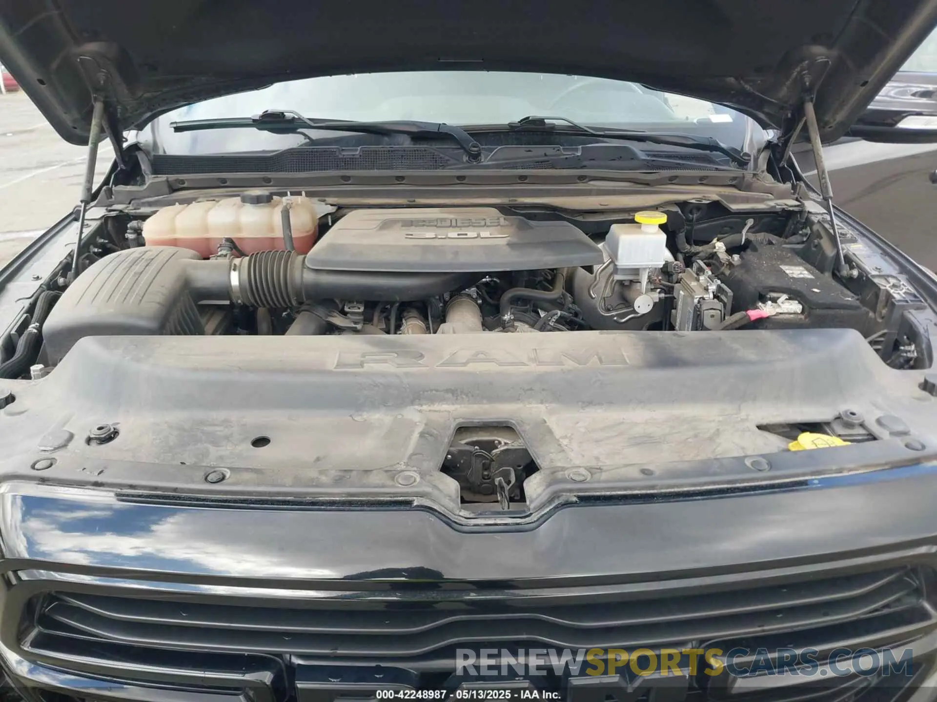 10 Photograph of a damaged car 1C6RREJM0NN346935 RAM 1500 2022