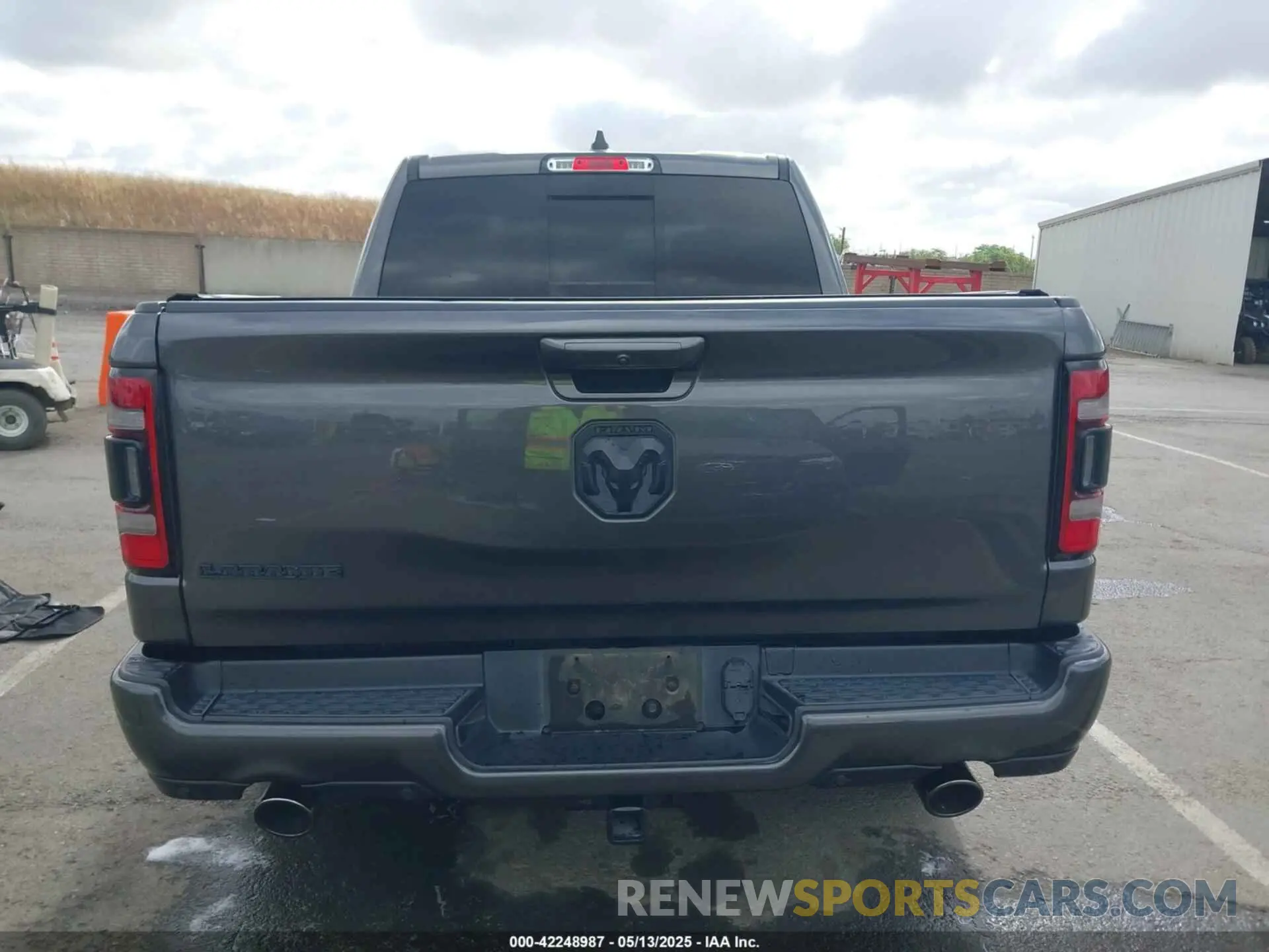 16 Photograph of a damaged car 1C6RREJM0NN346935 RAM 1500 2022