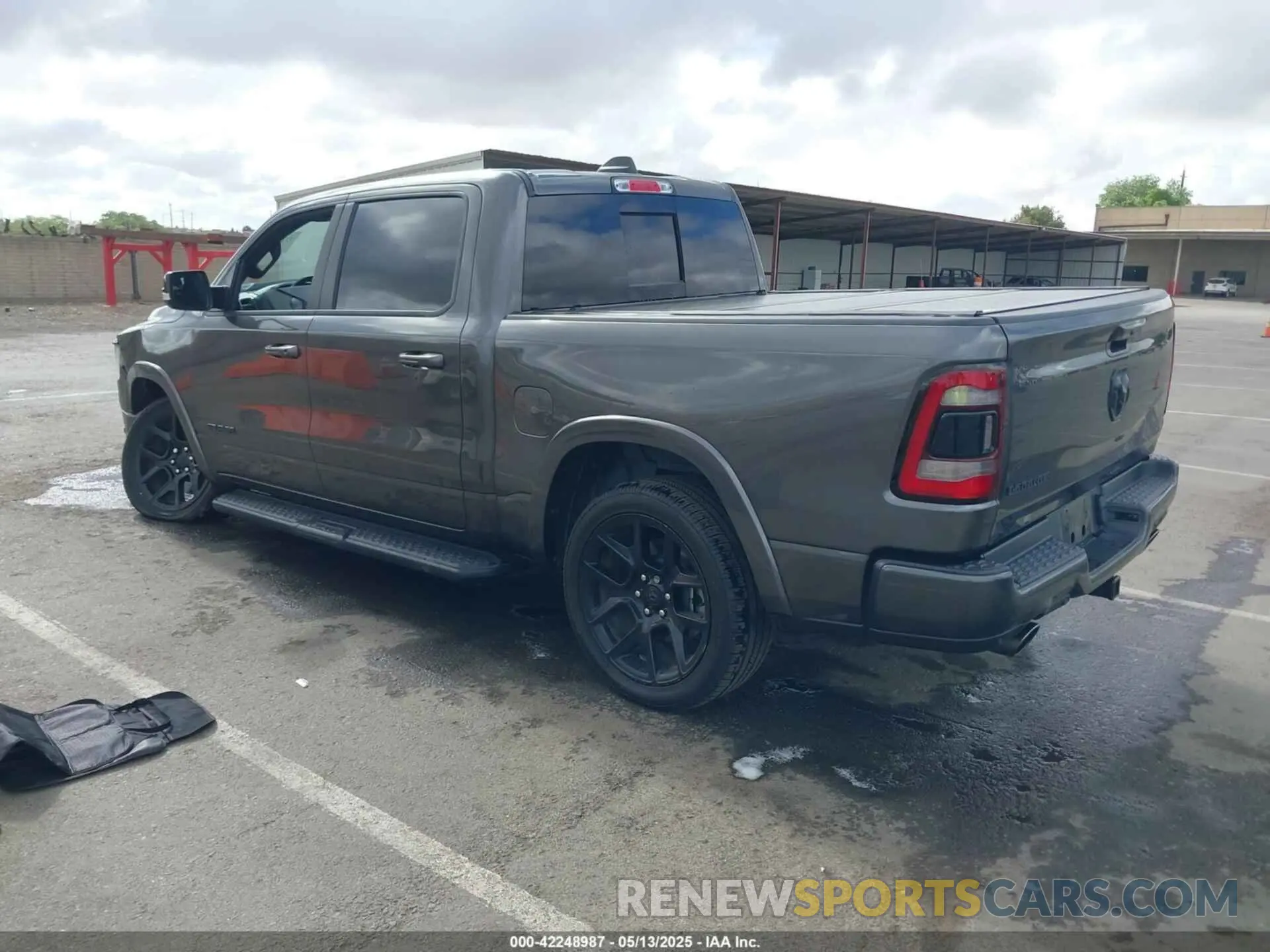 3 Photograph of a damaged car 1C6RREJM0NN346935 RAM 1500 2022
