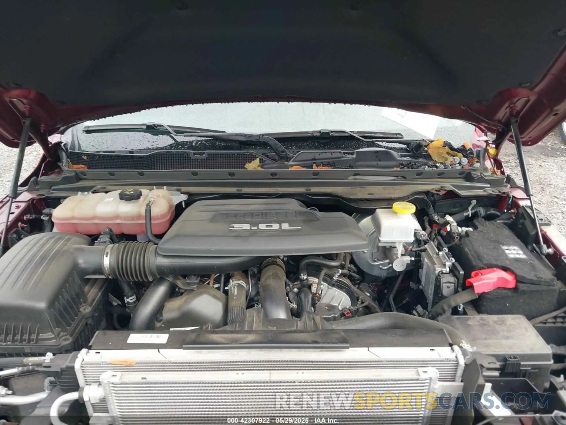 10 Photograph of a damaged car 1C6RREJM5NN165734 RAM 1500 2022