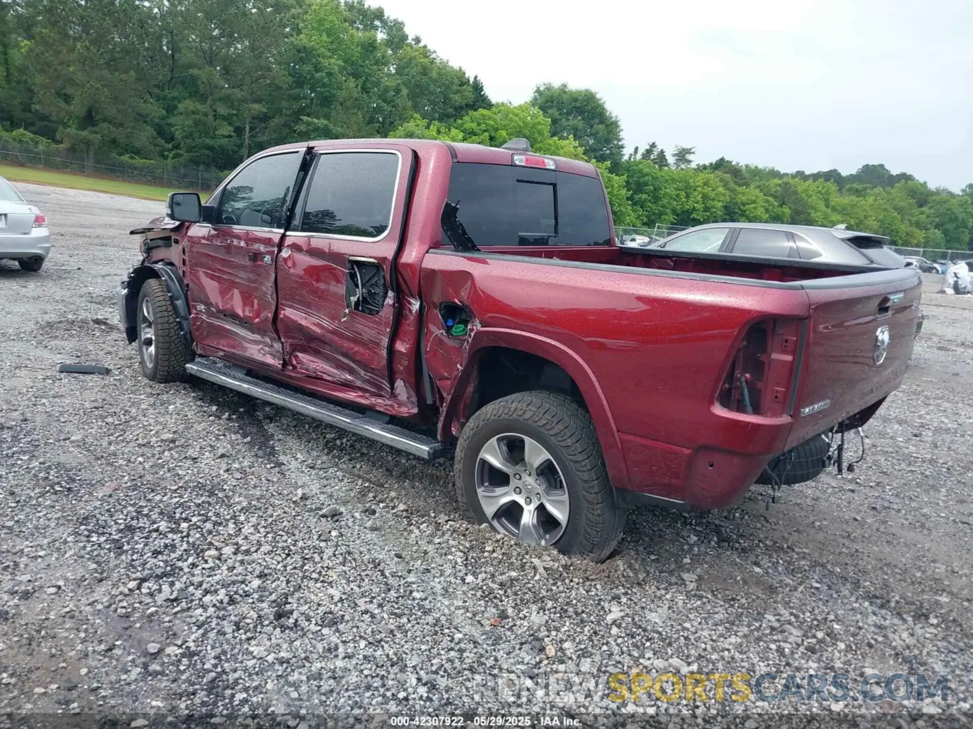 3 Photograph of a damaged car 1C6RREJM5NN165734 RAM 1500 2022