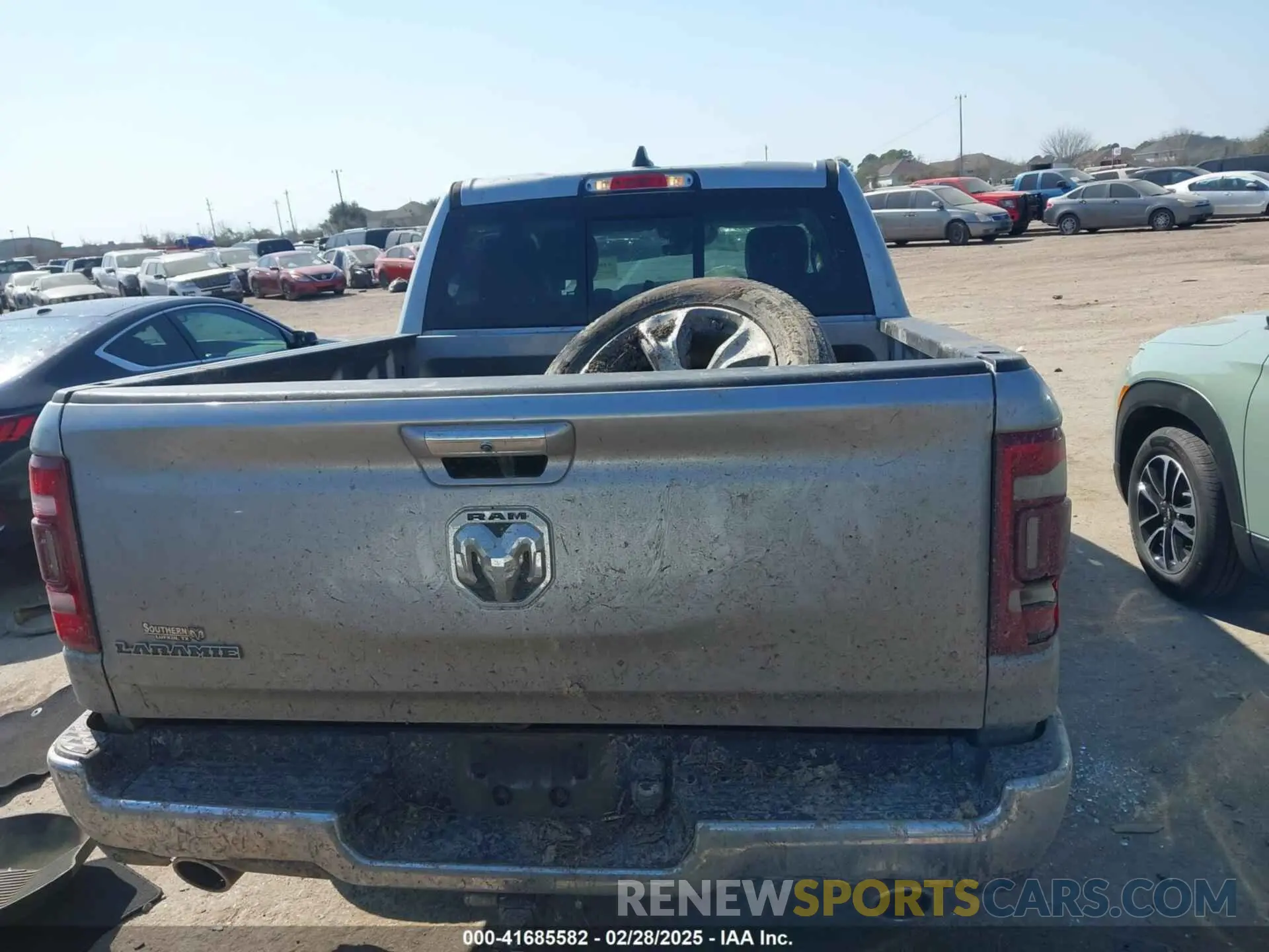 16 Photograph of a damaged car 1C6RREJT0NN169388 RAM 1500 2022
