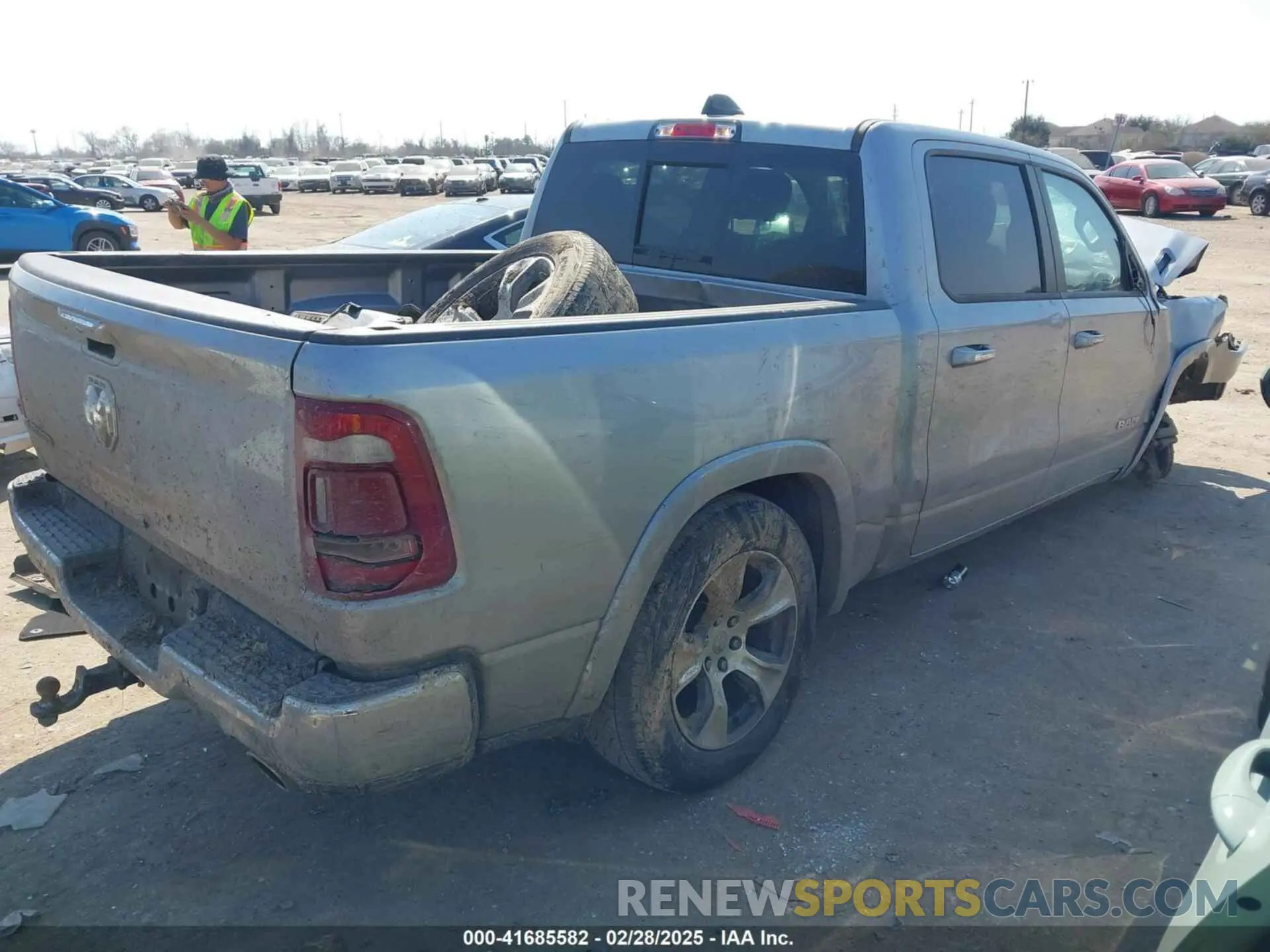 4 Photograph of a damaged car 1C6RREJT0NN169388 RAM 1500 2022