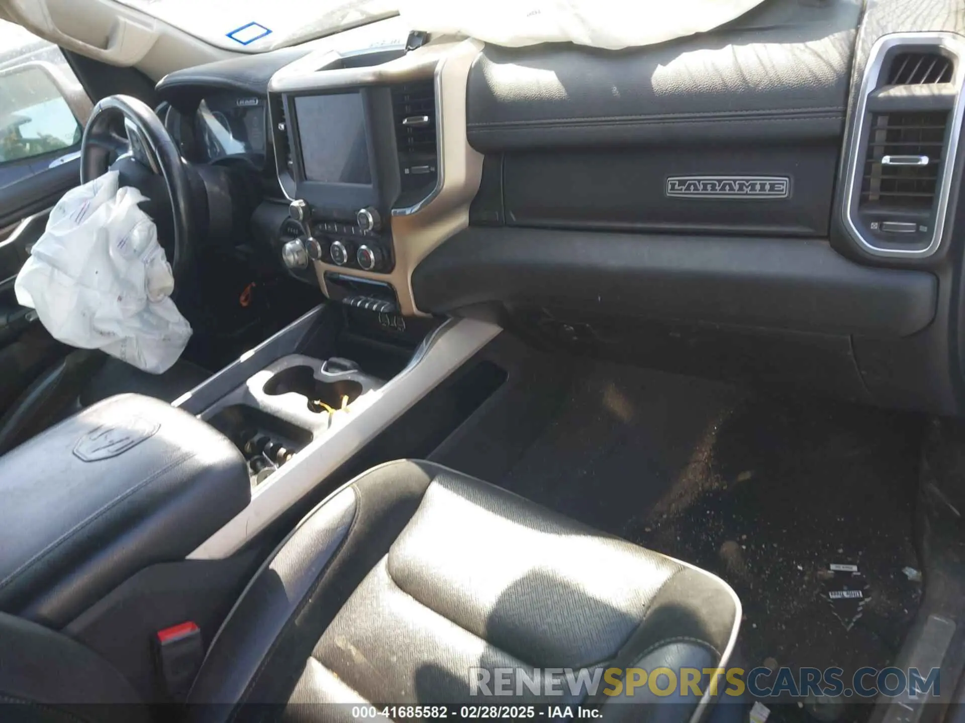 5 Photograph of a damaged car 1C6RREJT0NN169388 RAM 1500 2022