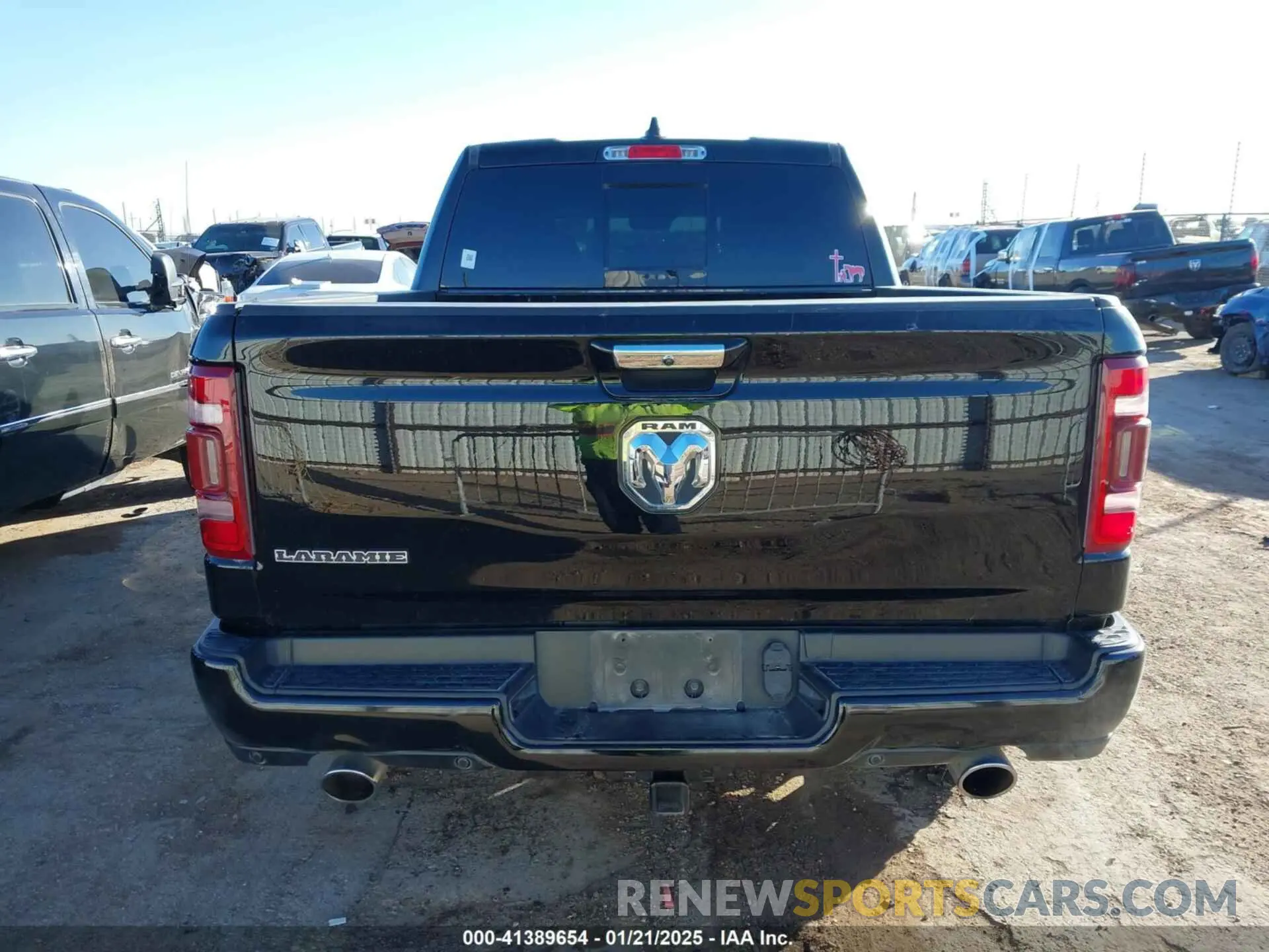 16 Photograph of a damaged car 1C6RREJT6NN291821 RAM 1500 2022