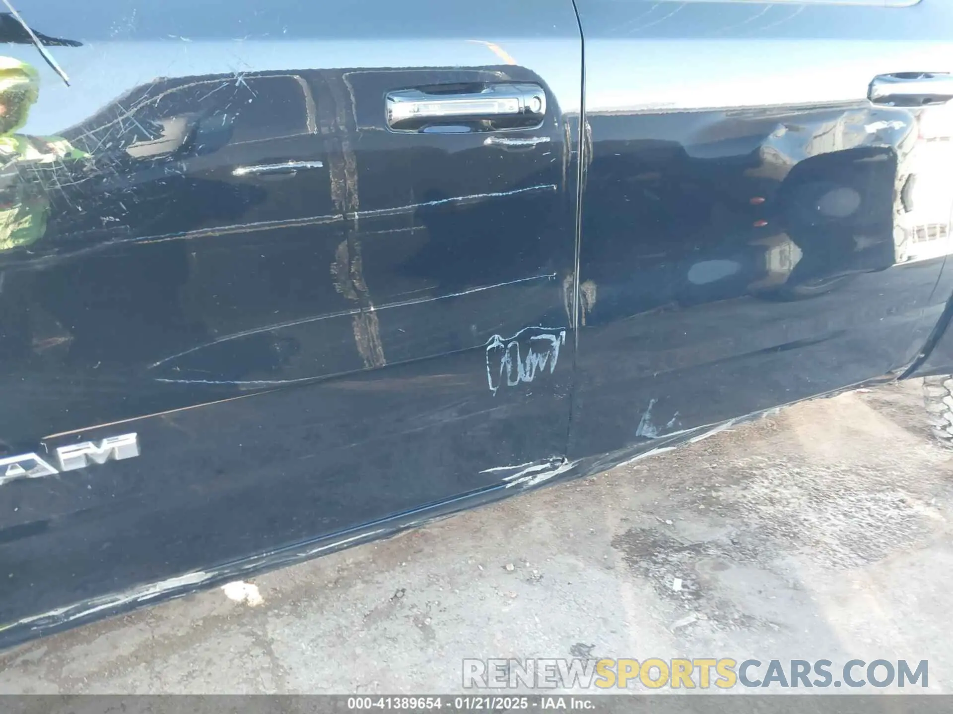 17 Photograph of a damaged car 1C6RREJT6NN291821 RAM 1500 2022