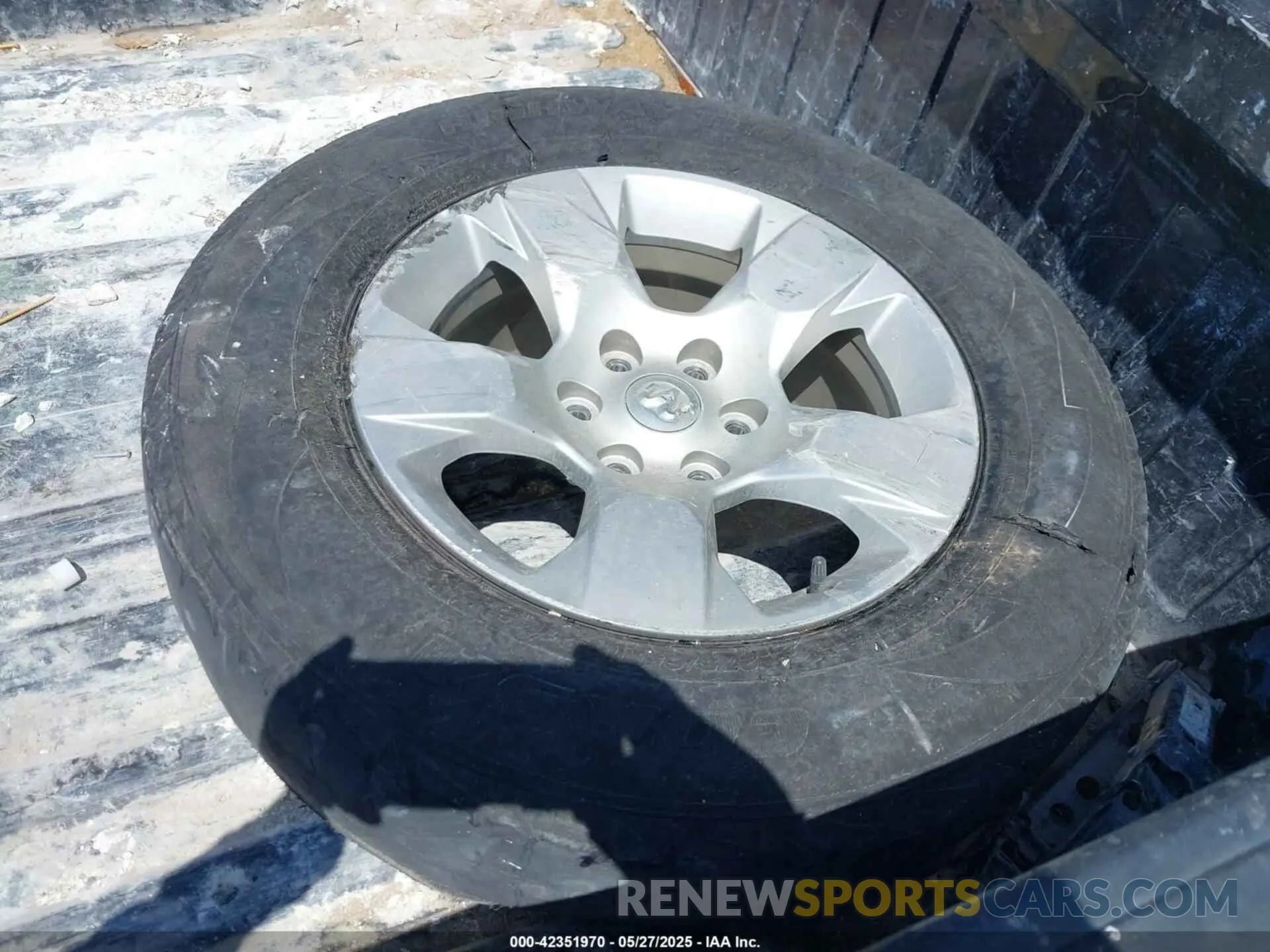 12 Photograph of a damaged car 1C6RREMT5NN324352 RAM 1500 2022