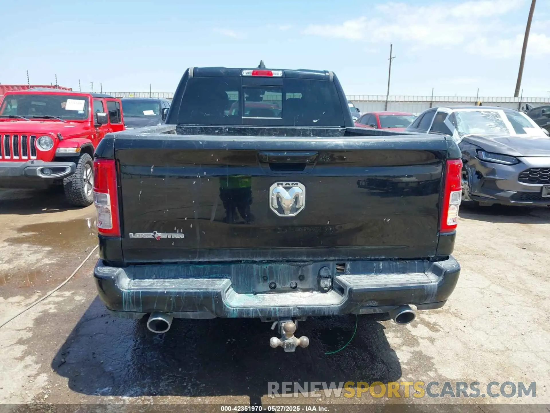 17 Photograph of a damaged car 1C6RREMT5NN324352 RAM 1500 2022