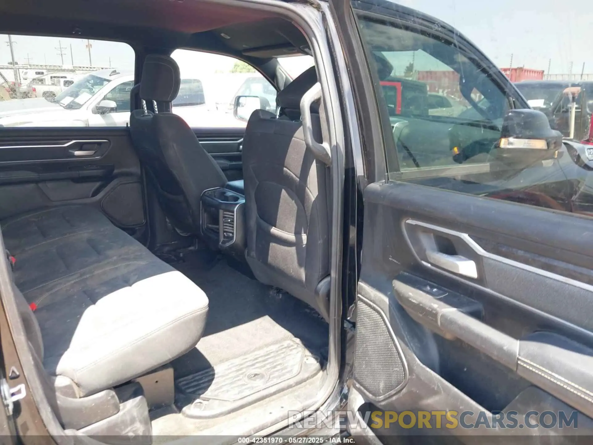 8 Photograph of a damaged car 1C6RREMT5NN324352 RAM 1500 2022