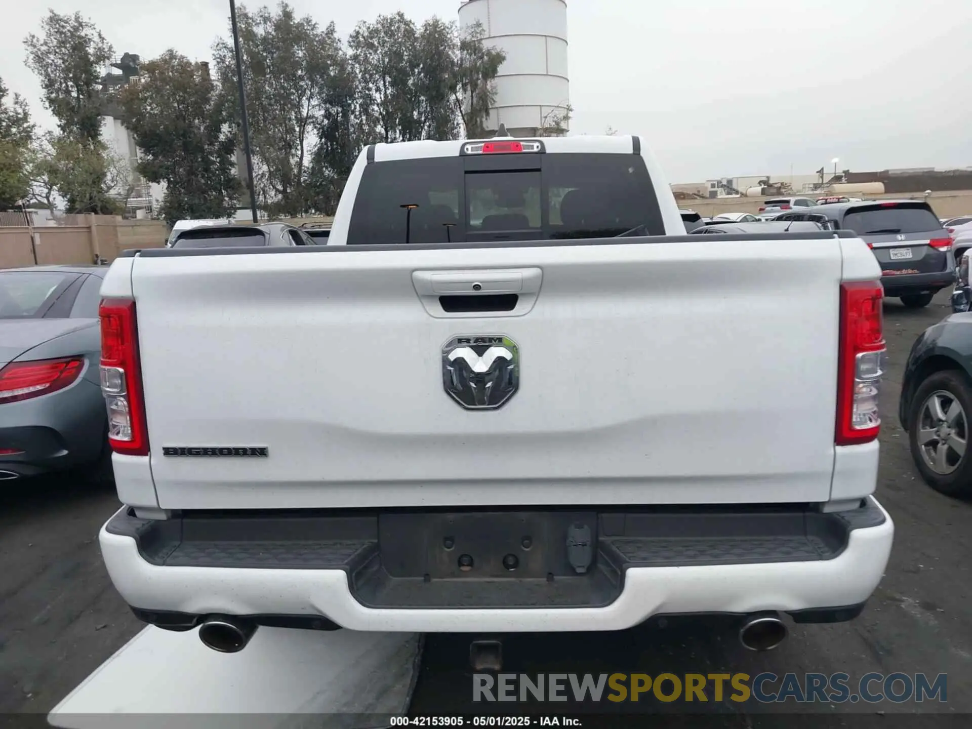 17 Photograph of a damaged car 1C6RREMT6NN464202 RAM 1500 2022