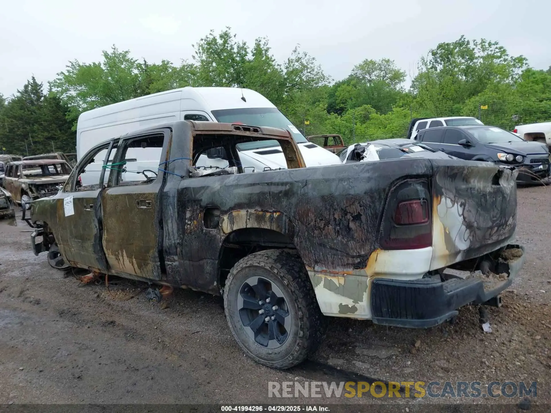 14 Photograph of a damaged car 1C6RRENT8NN451322 RAM 1500 2022