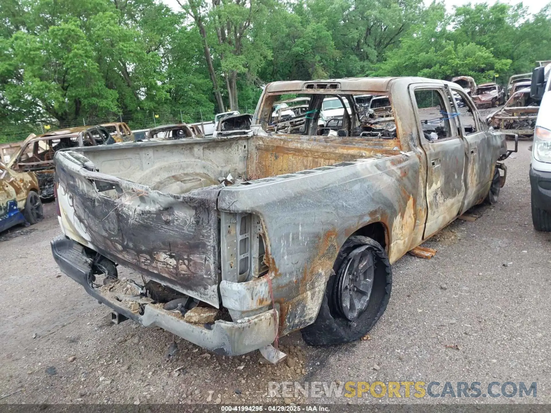 4 Photograph of a damaged car 1C6RRENT8NN451322 RAM 1500 2022