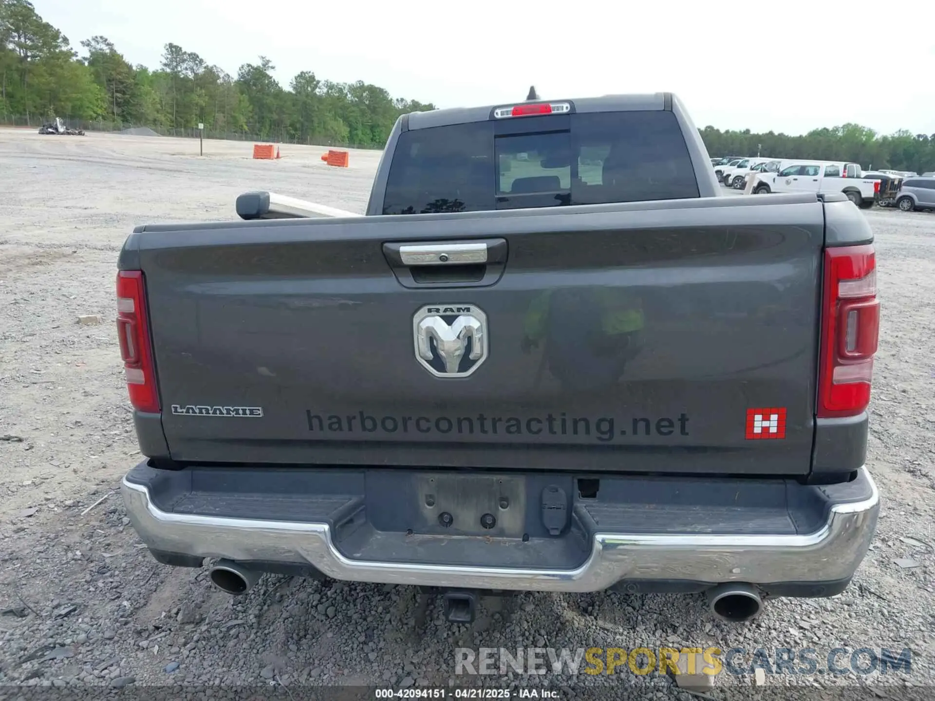 17 Photograph of a damaged car 1C6RRERTXNN442728 RAM 1500 2022