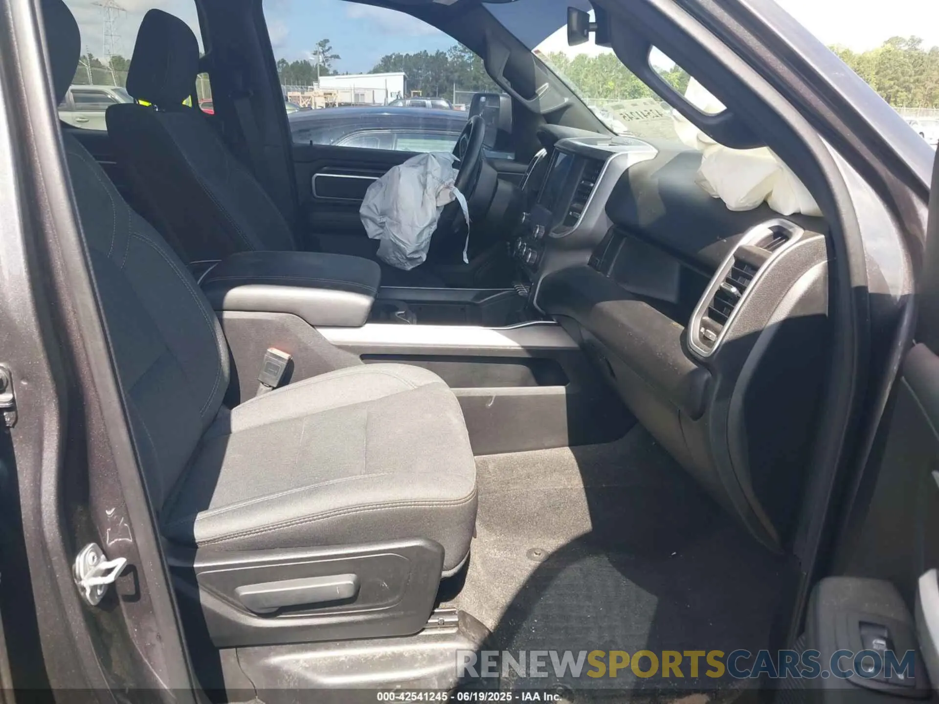 5 Photograph of a damaged car 1C6RRFBG6NN226099 RAM 1500 2022