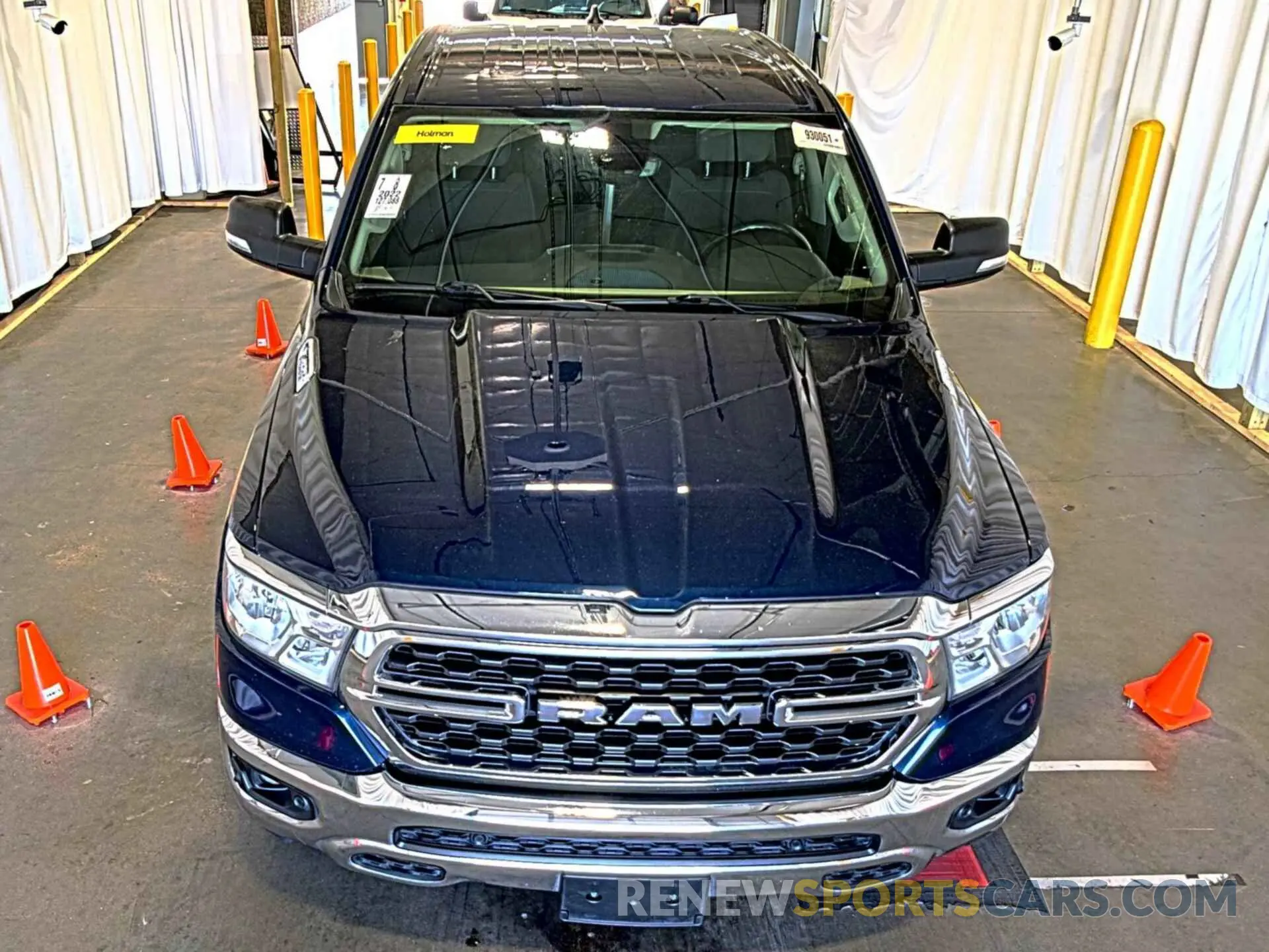 32 Photograph of a damaged car 1C6RRFFG1NN179042 RAM 1500 2022
