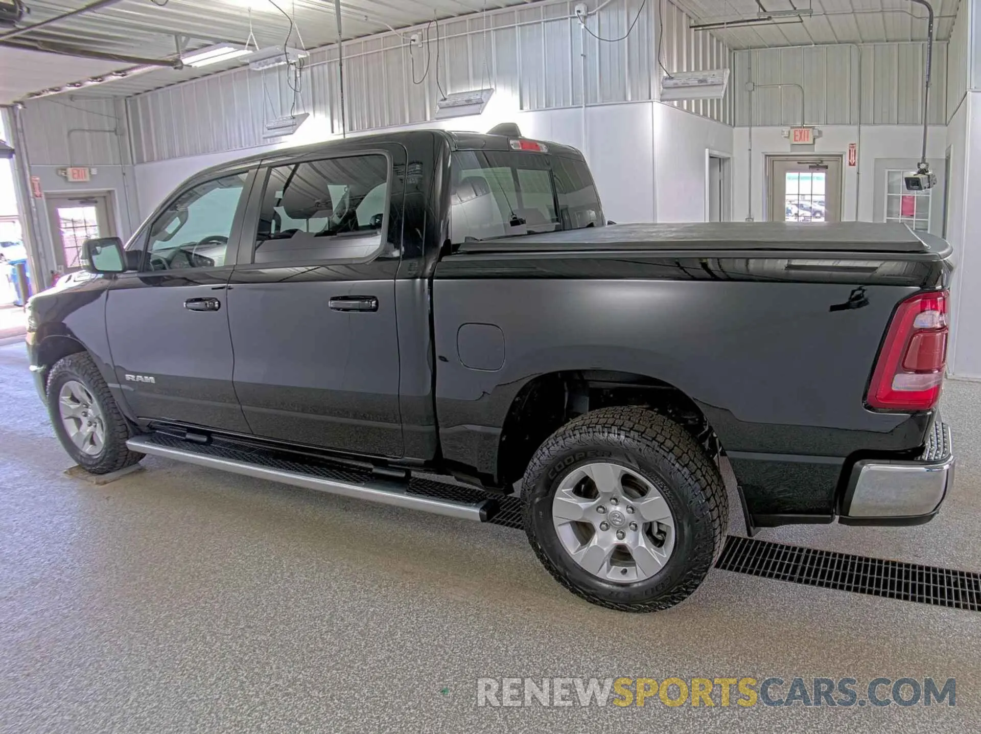 31 Photograph of a damaged car 1C6RRFFG7NN179045 RAM 1500 2022