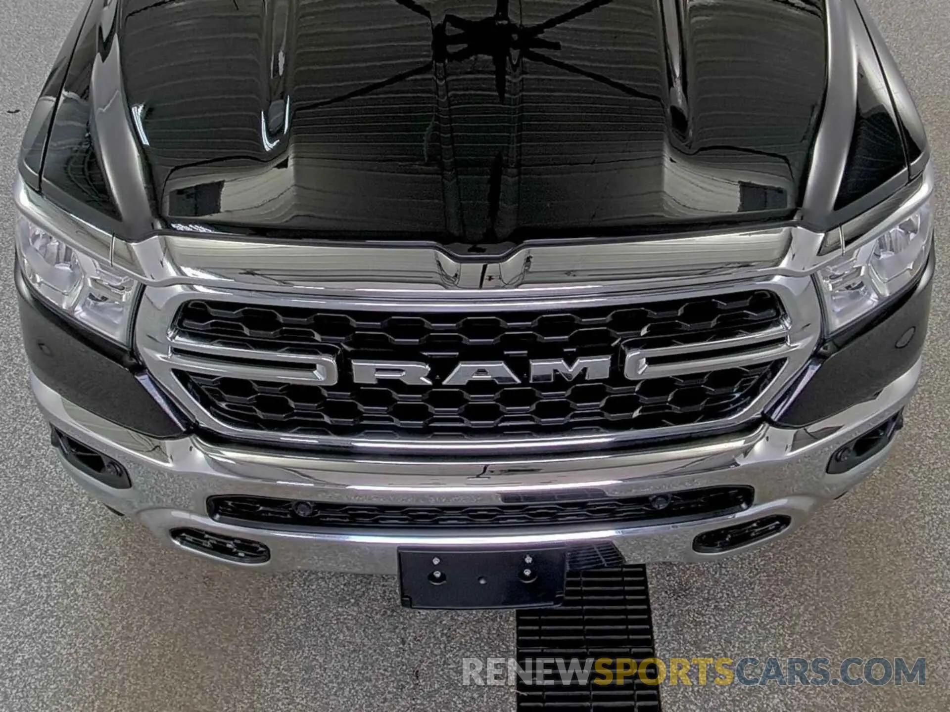 9 Photograph of a damaged car 1C6RRFFG7NN179045 RAM 1500 2022