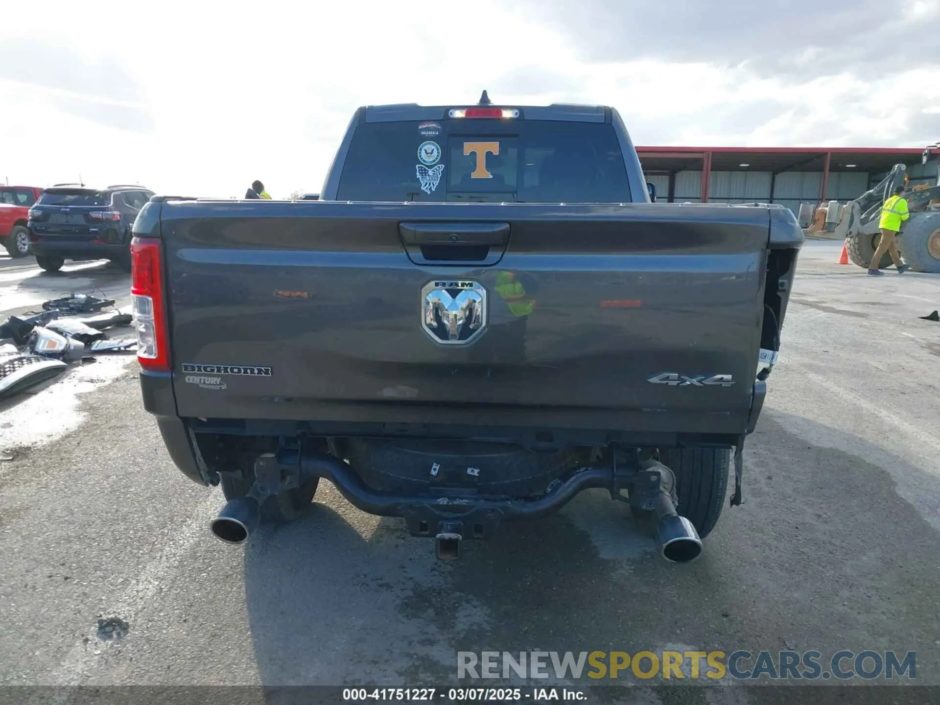 17 Photograph of a damaged car 1C6SRFBT6NN159941 RAM 1500 2022