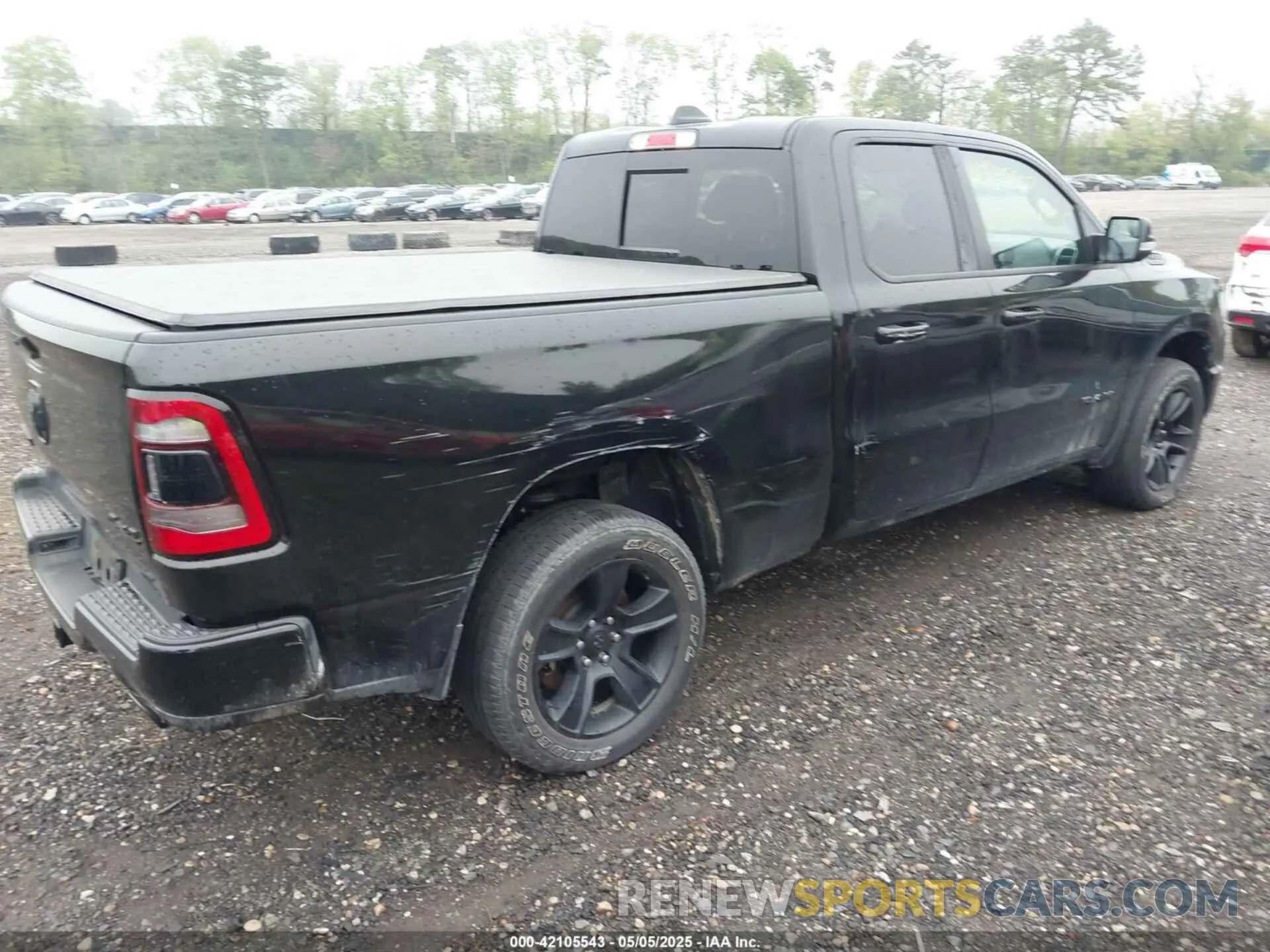 4 Photograph of a damaged car 1C6SRFBT7NN203137 RAM 1500 2022