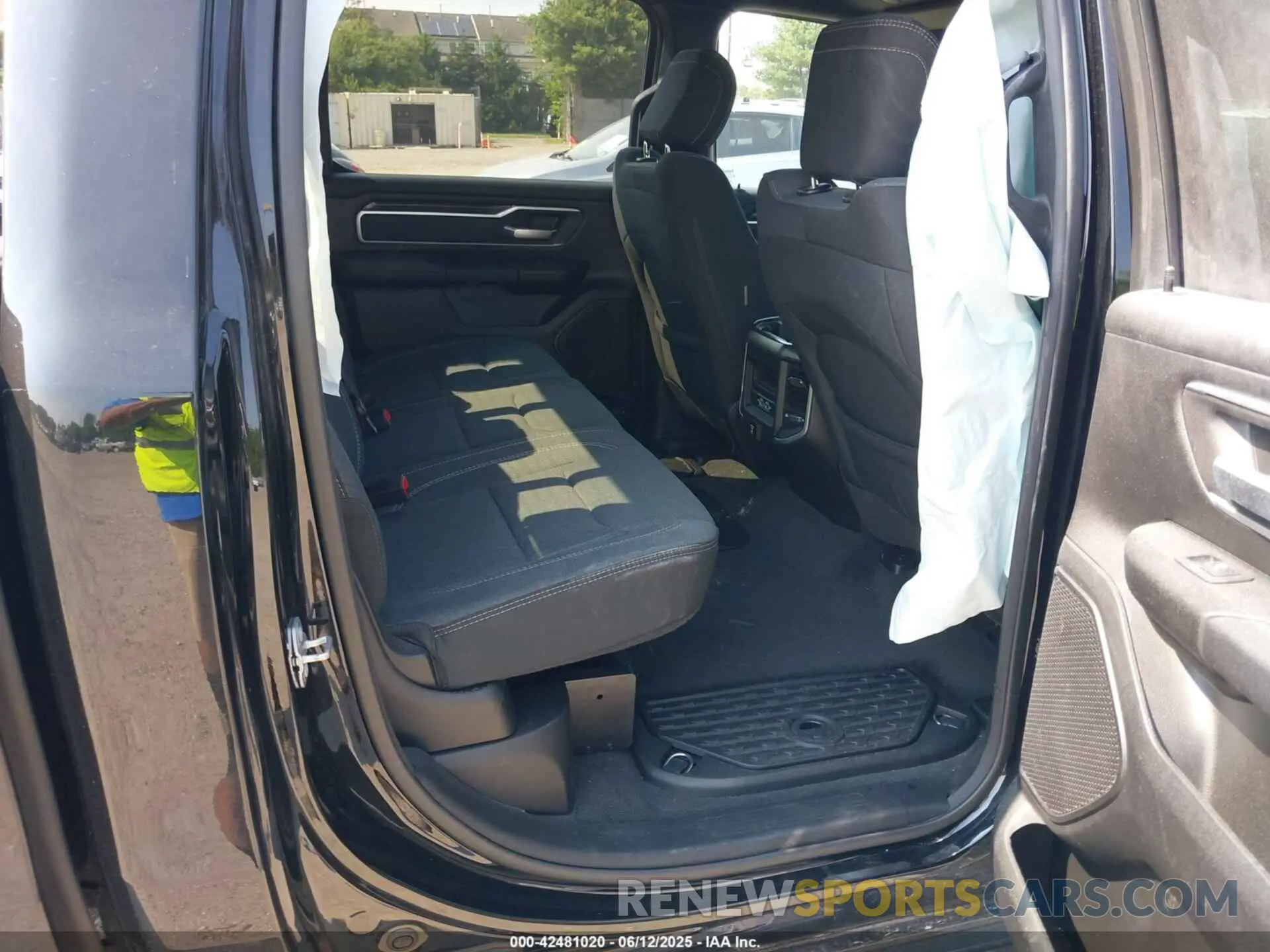 8 Photograph of a damaged car 1C6SRFFT0NN119106 RAM 1500 2022
