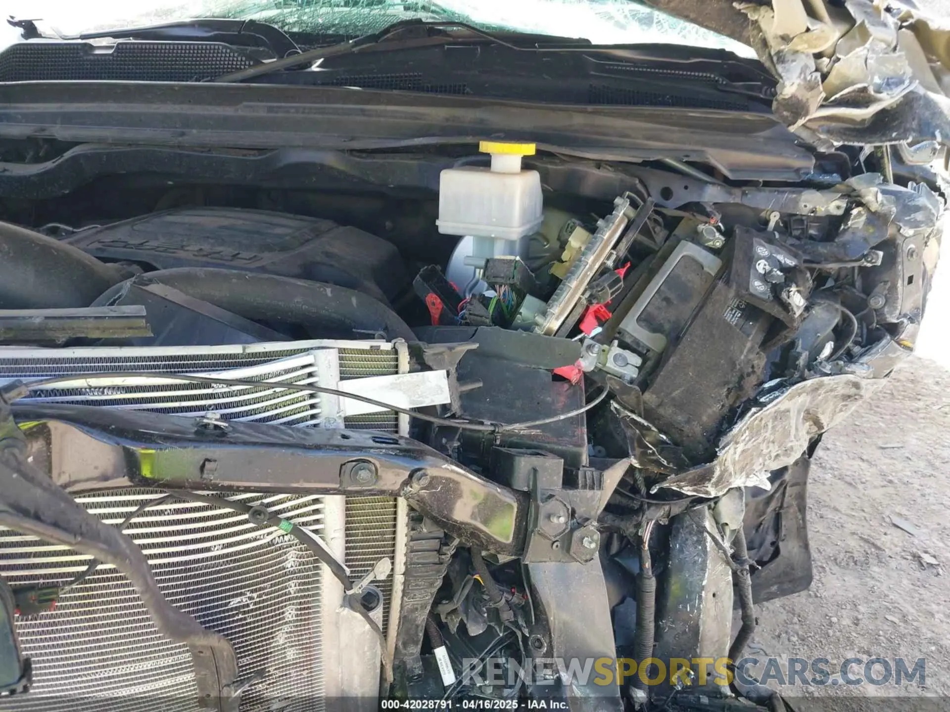 18 Photograph of a damaged car 1C6SRFFT5NN283063 RAM 1500 2022