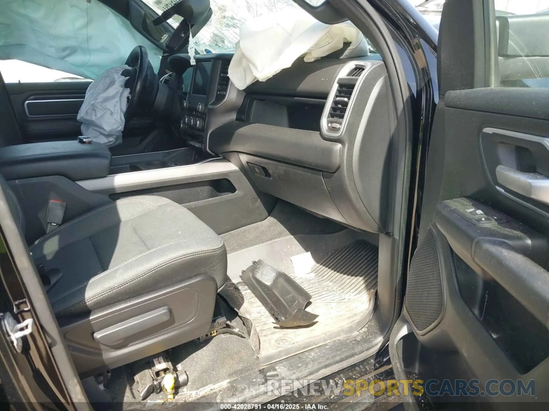 5 Photograph of a damaged car 1C6SRFFT5NN283063 RAM 1500 2022