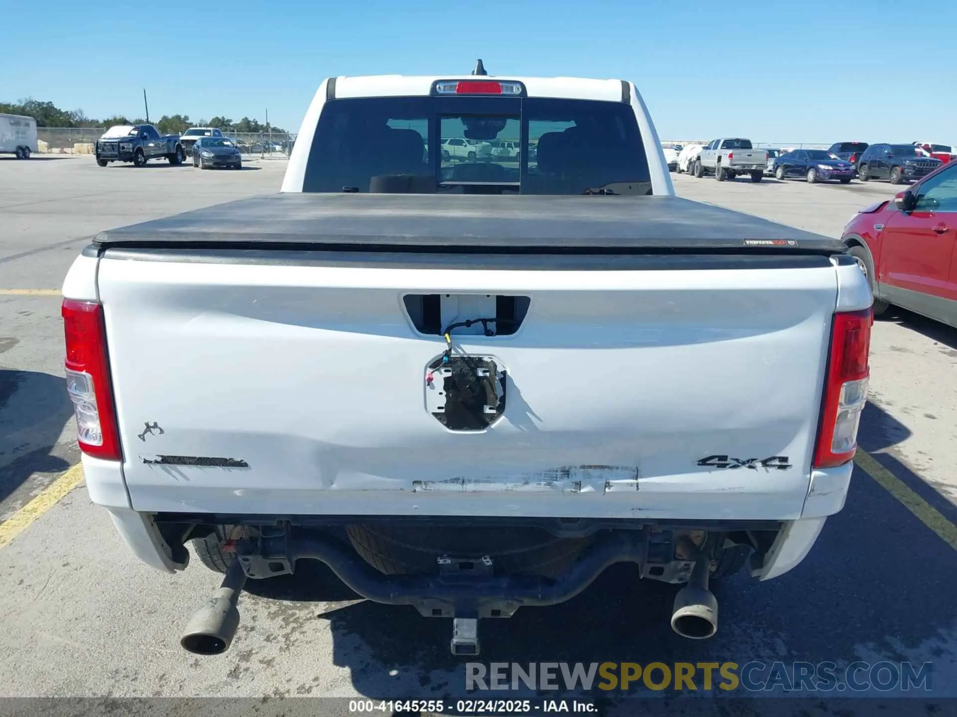 17 Photograph of a damaged car 1C6SRFFT7NN242269 RAM 1500 2022