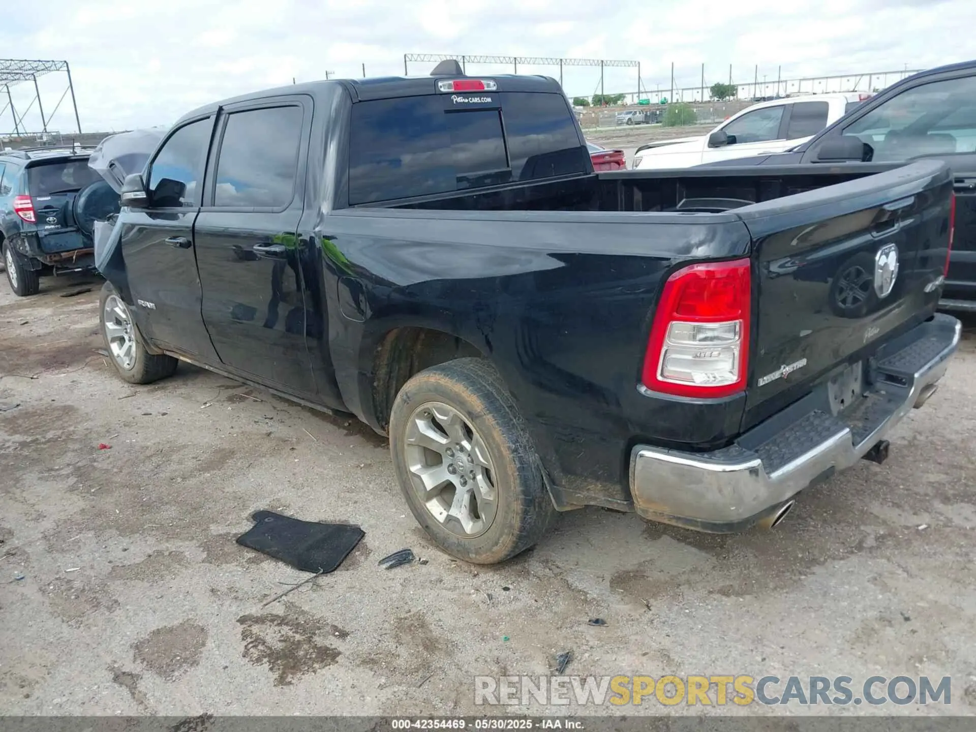 3 Photograph of a damaged car 1C6SRFFT7NN460826 RAM 1500 2022