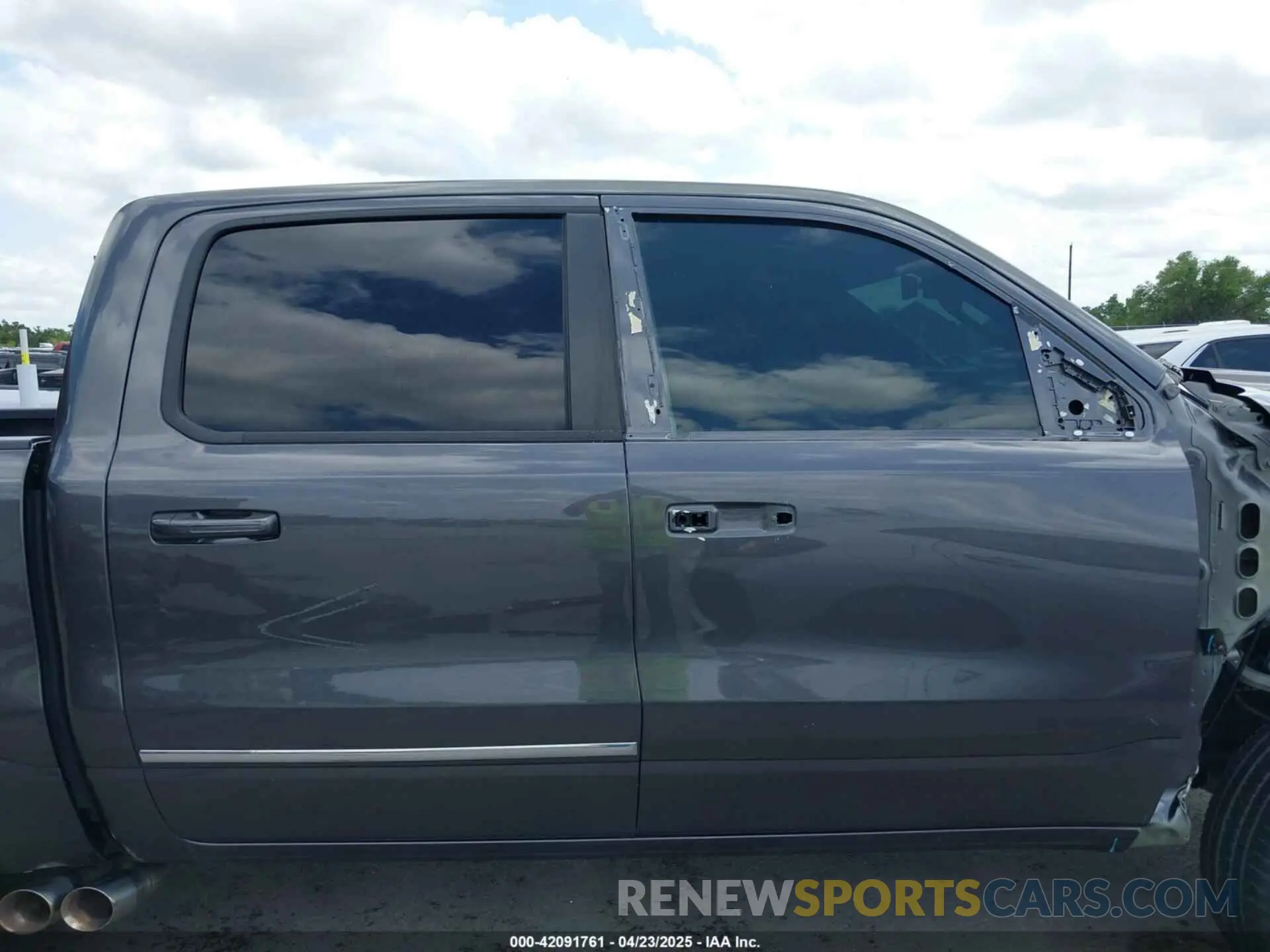 14 Photograph of a damaged car 1C6SRFFT8NN137742 RAM 1500 2022