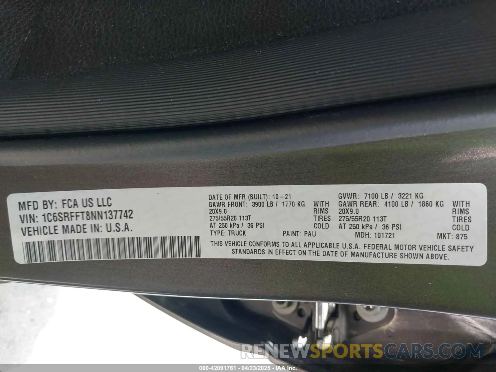 9 Photograph of a damaged car 1C6SRFFT8NN137742 RAM 1500 2022
