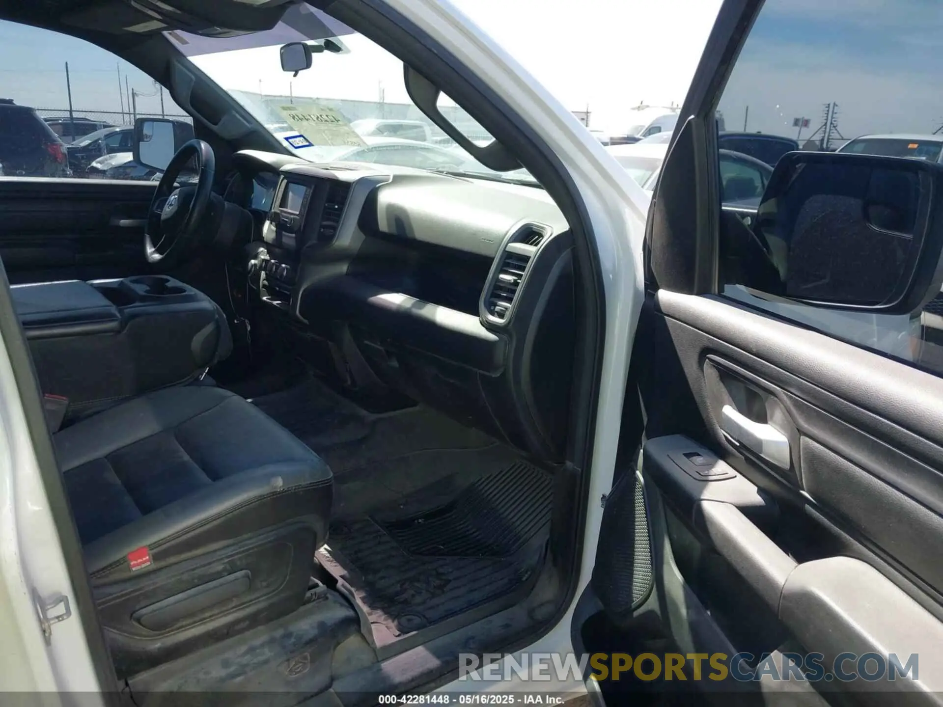 5 Photograph of a damaged car 1C6SRFGT1NN283091 RAM 1500 2022