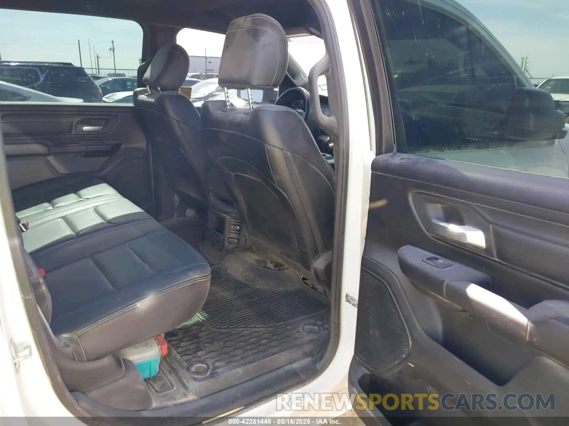8 Photograph of a damaged car 1C6SRFGT1NN283091 RAM 1500 2022