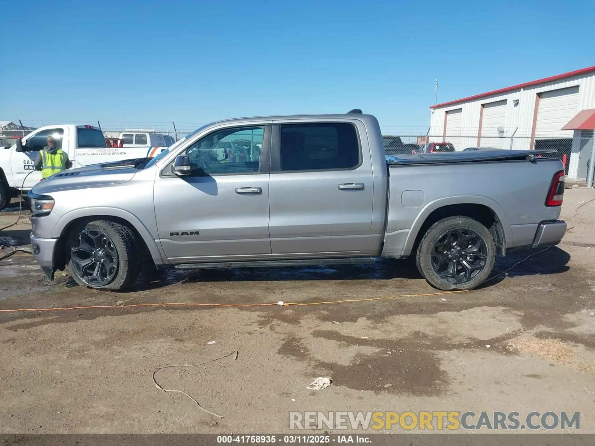15 Photograph of a damaged car 1C6SRFHM9NN155057 RAM 1500 2022
