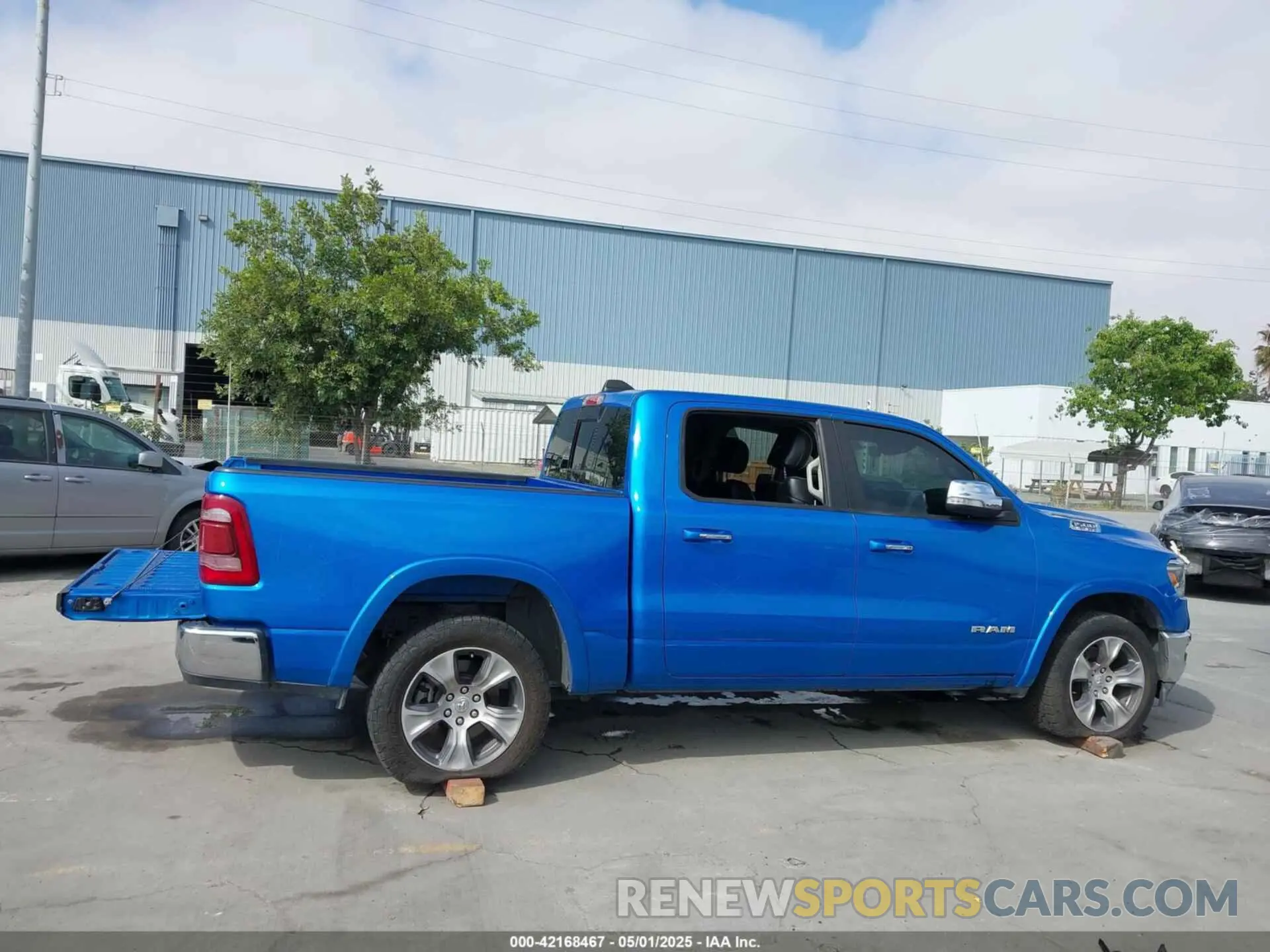 13 Photograph of a damaged car 1C6SRFJT0NN352135 RAM 1500 2022