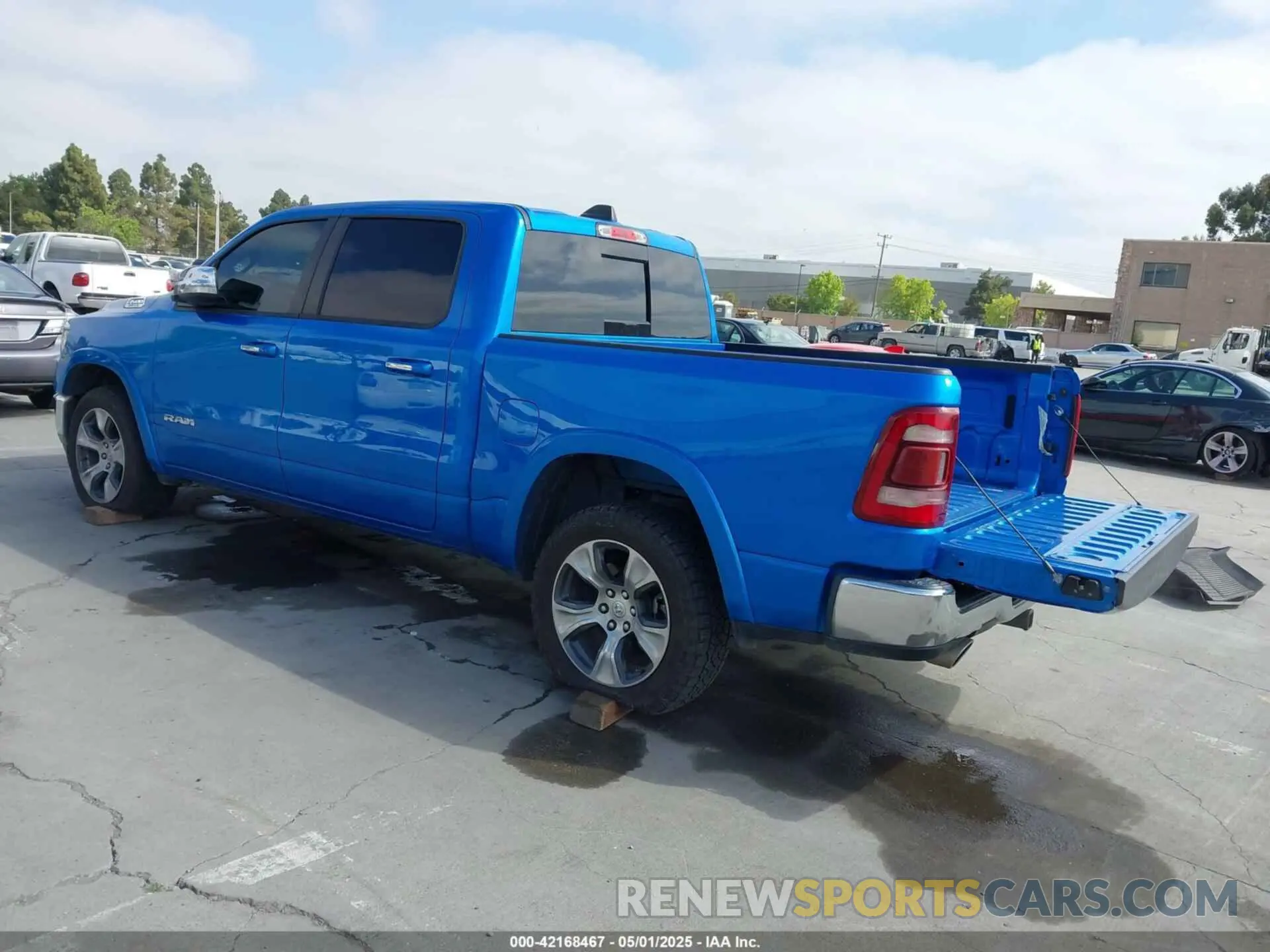 3 Photograph of a damaged car 1C6SRFJT0NN352135 RAM 1500 2022