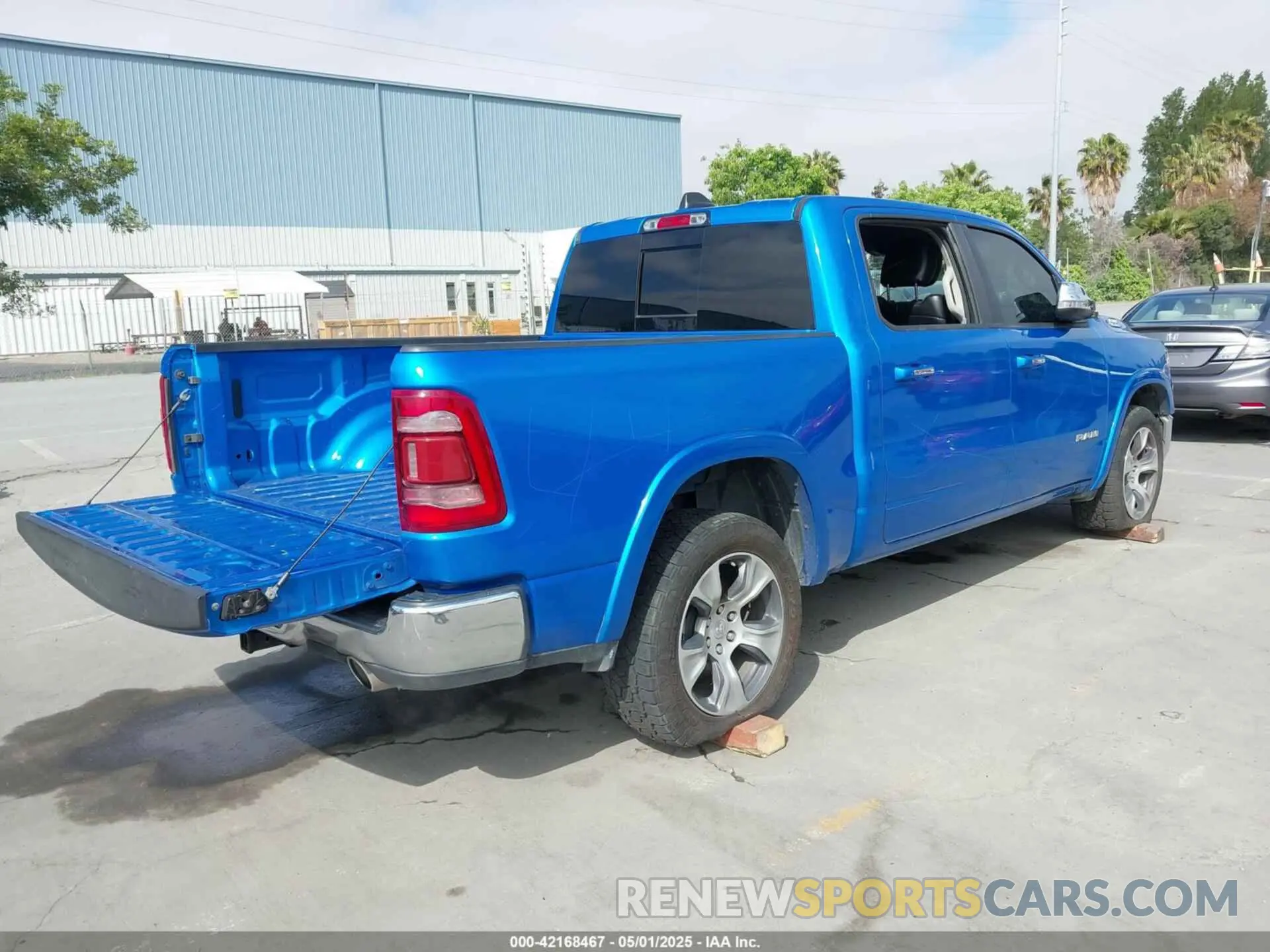 4 Photograph of a damaged car 1C6SRFJT0NN352135 RAM 1500 2022