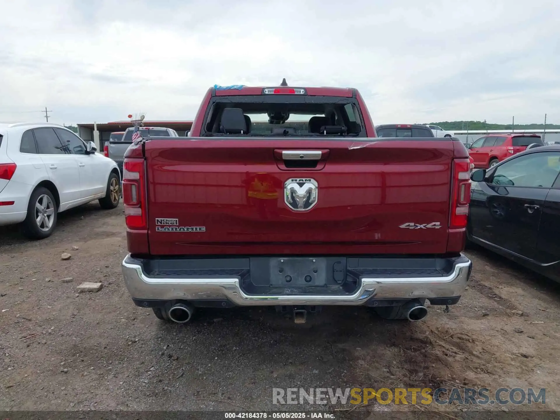 17 Photograph of a damaged car 1C6SRFJT2NN417132 RAM 1500 2022