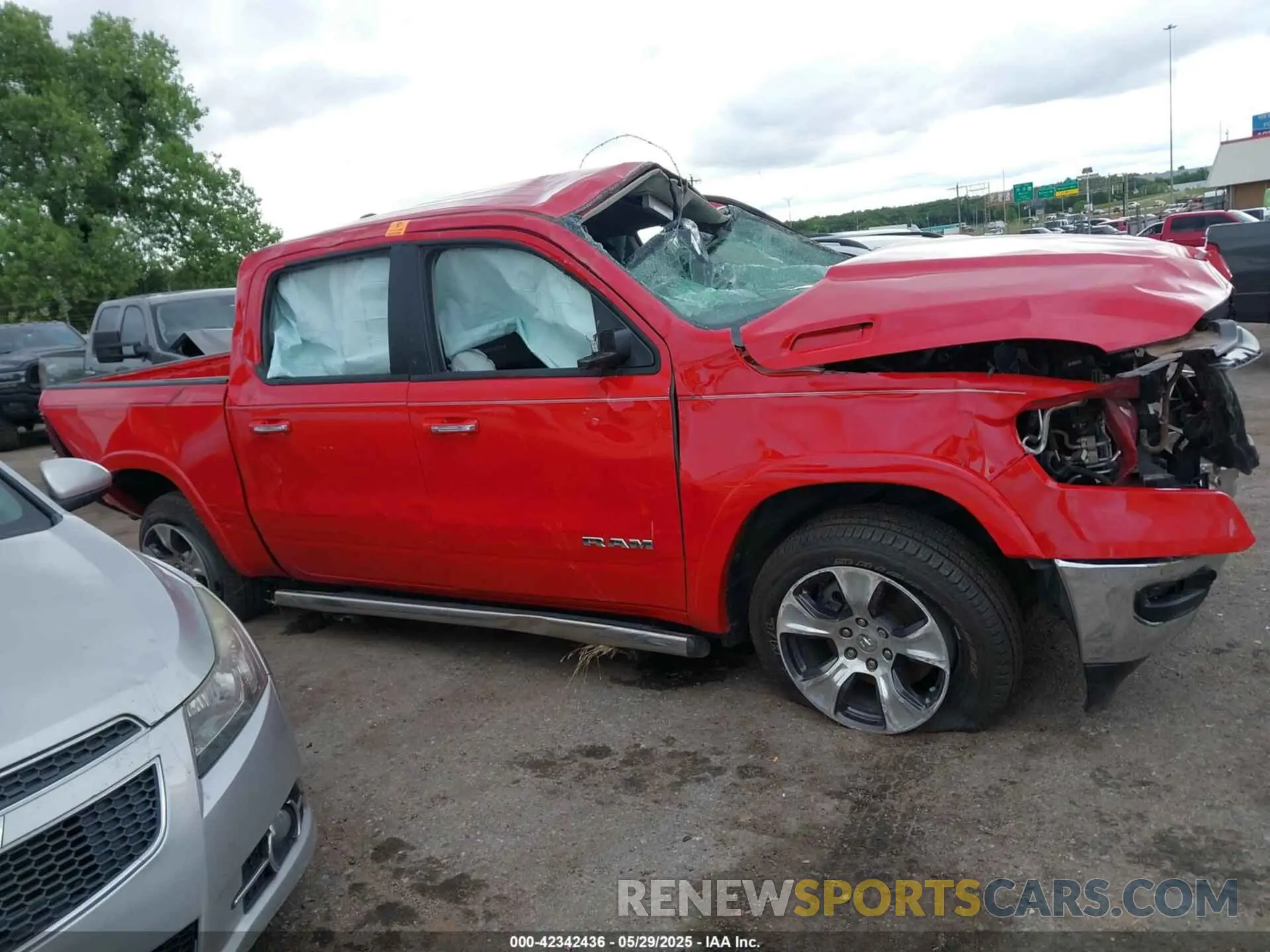 12 Photograph of a damaged car 1C6SRFJT5NN349361 RAM 1500 2022