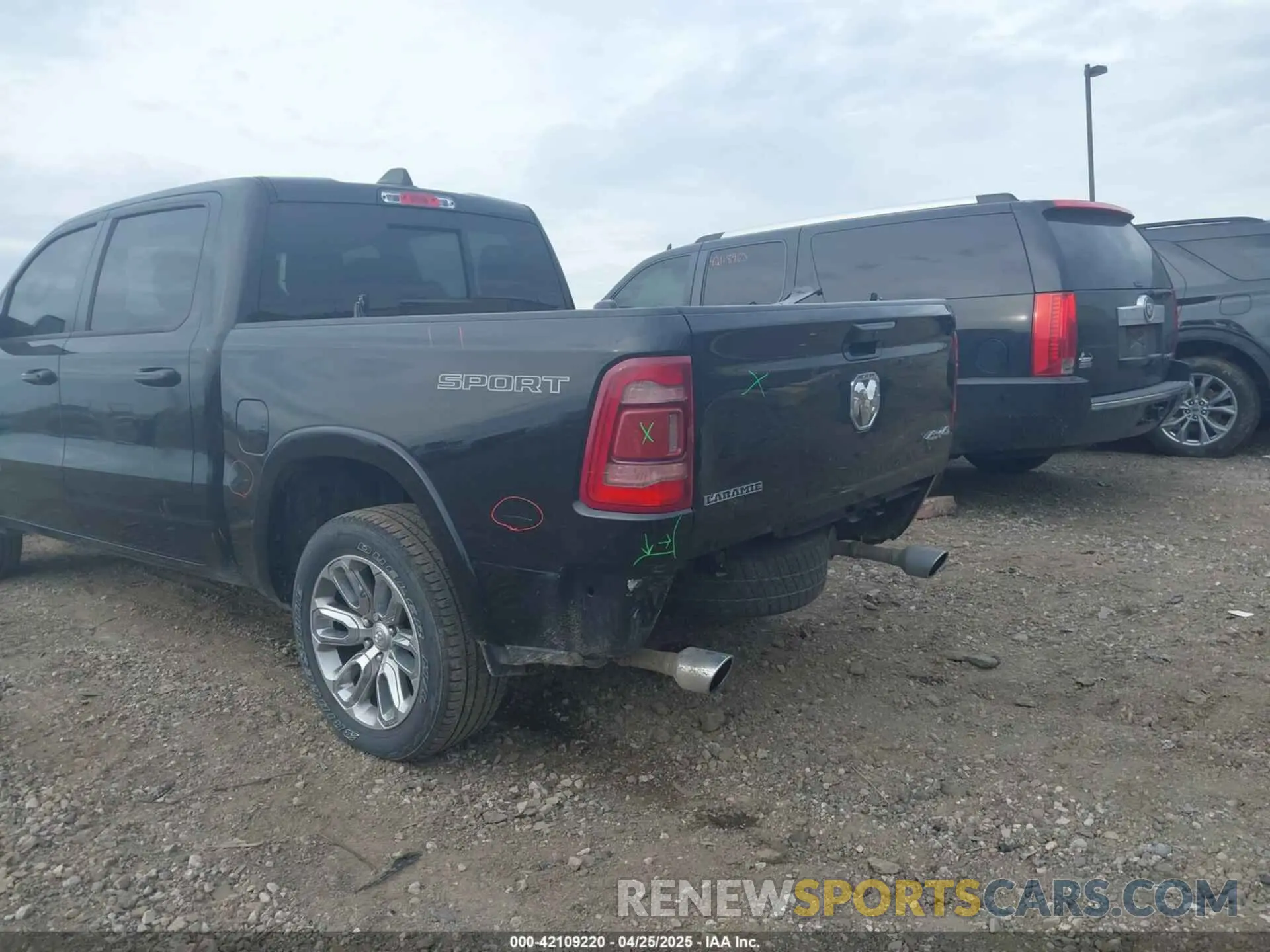 3 Photograph of a damaged car 1C6SRFJT6NN402536 RAM 1500 2022