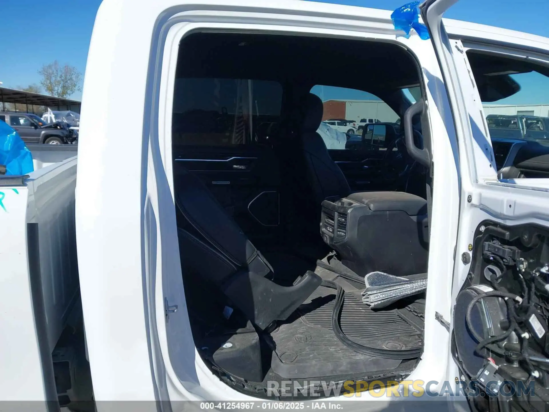 8 Photograph of a damaged car 1C6SRFJT8NN418429 RAM 1500 2022