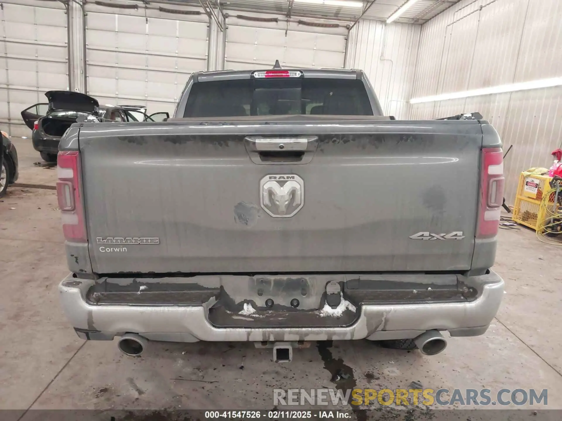 17 Photograph of a damaged car 1C6SRFJT9NN225321 RAM 1500 2022