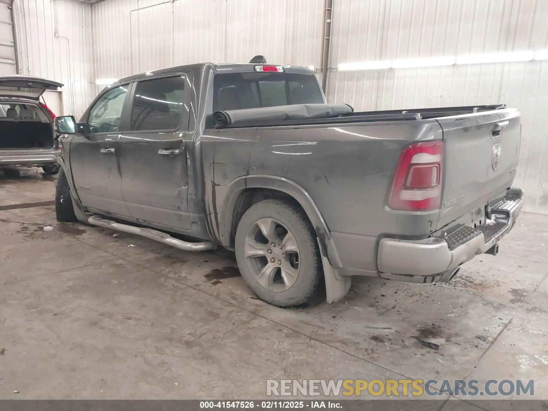3 Photograph of a damaged car 1C6SRFJT9NN225321 RAM 1500 2022